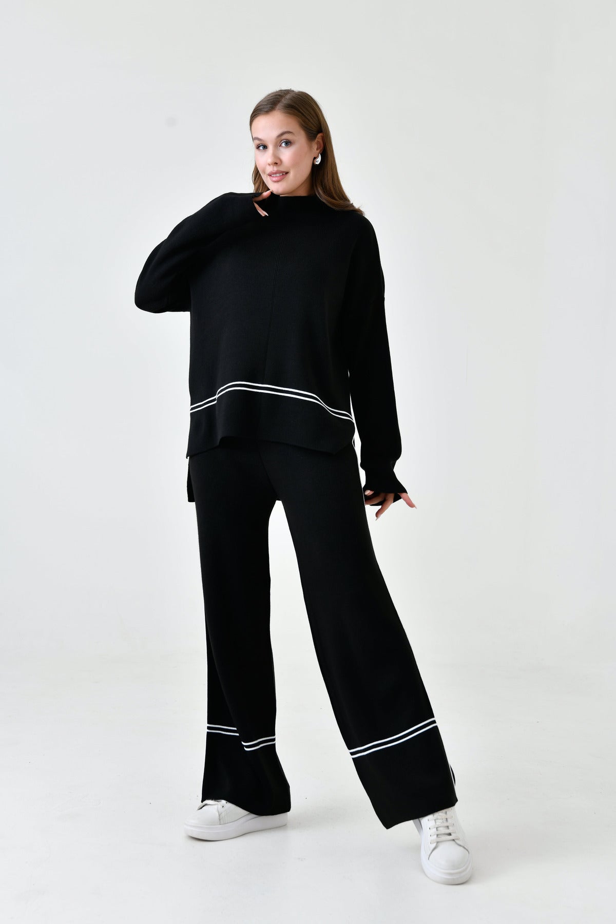Zweiteiliges Strickset aus Oversize-Pullover und hochgeschnittener Hose