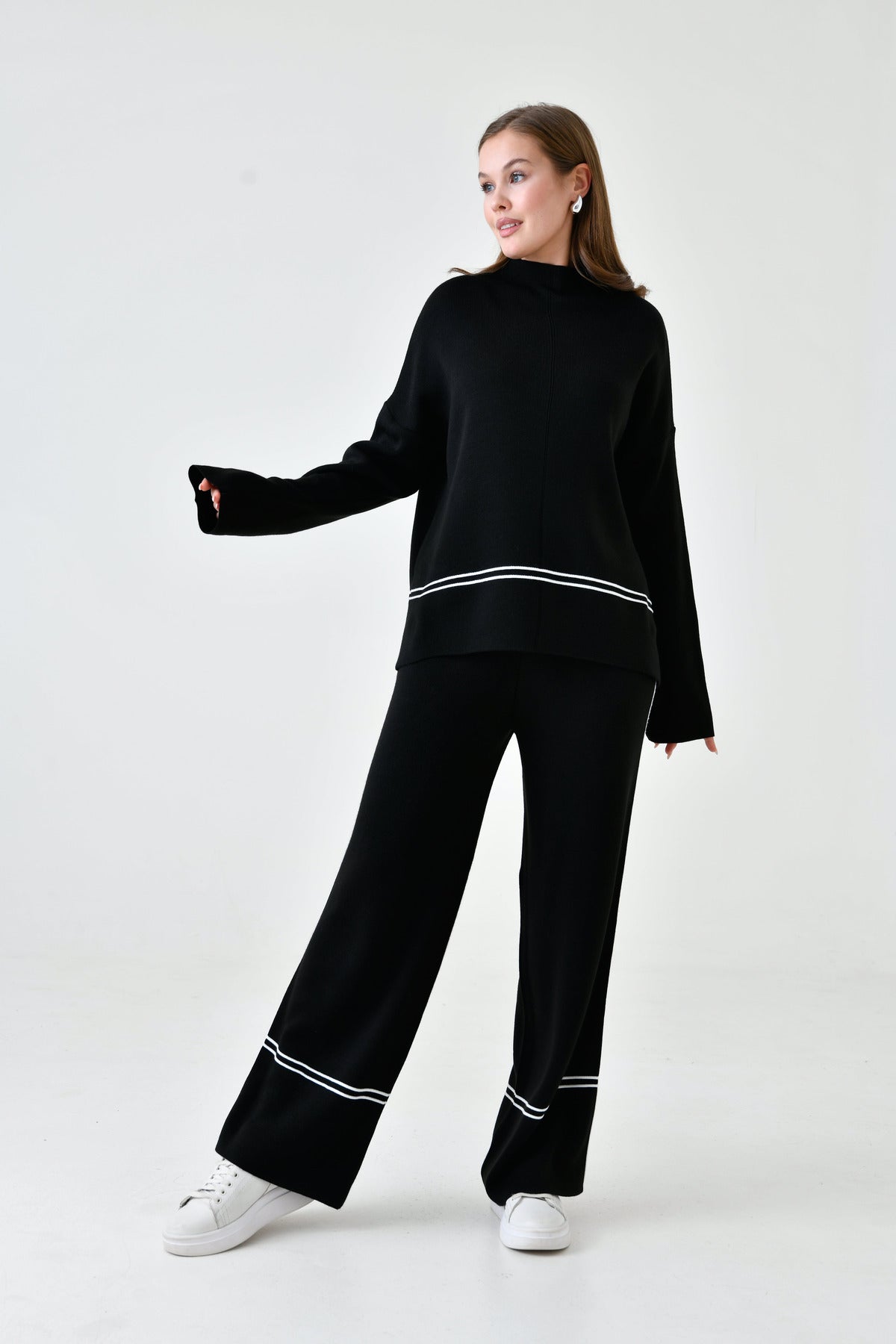 Zweiteiliges Strickset aus Oversize-Pullover und hochgeschnittener Hose