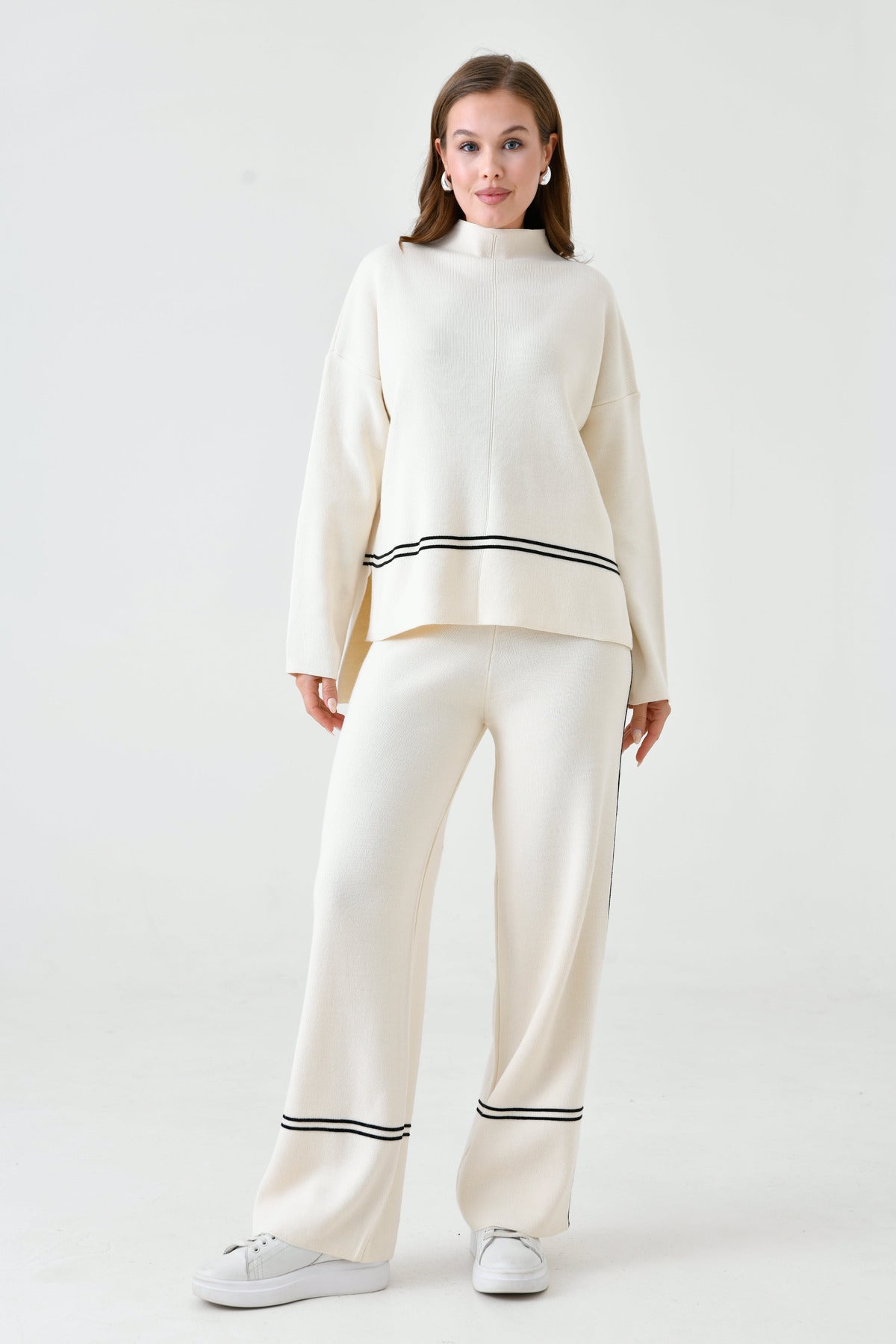 Zweiteiliges Strickset aus Oversize-Pullover und hochgeschnittener Hose
