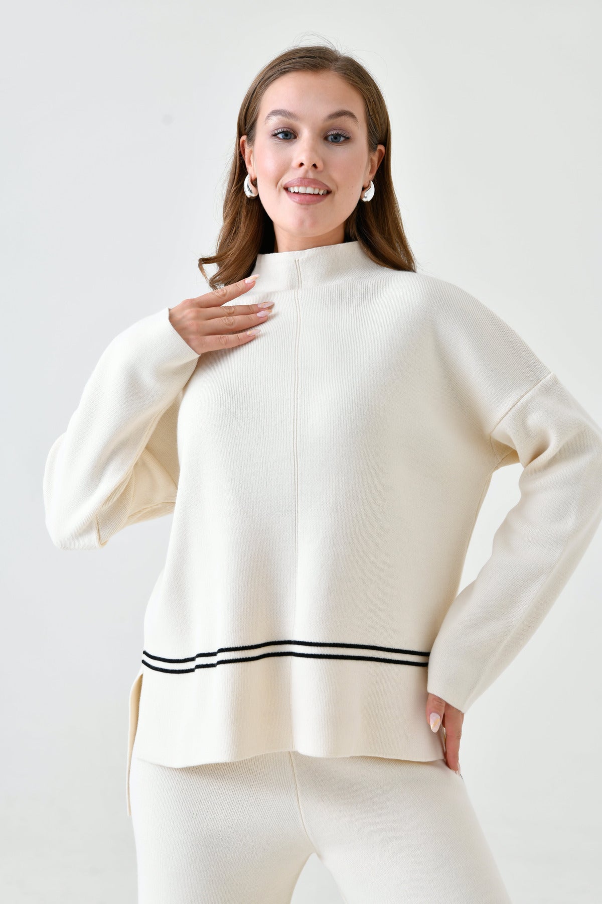 Zweiteiliges Strickset aus Oversize-Pullover und hochgeschnittener Hose