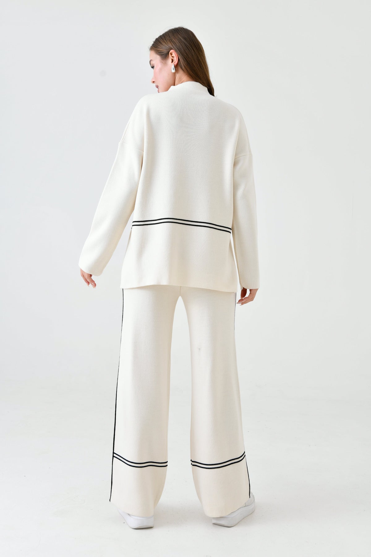 Zweiteiliges Strickset aus Oversize-Pullover und hochgeschnittener Hose
