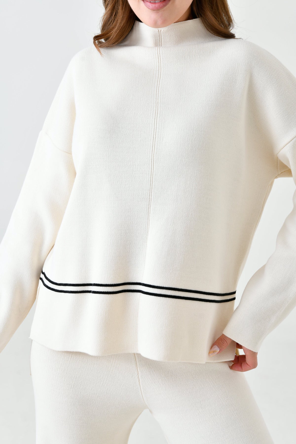 Zweiteiliges Strickset aus Oversize-Pullover und hochgeschnittener Hose