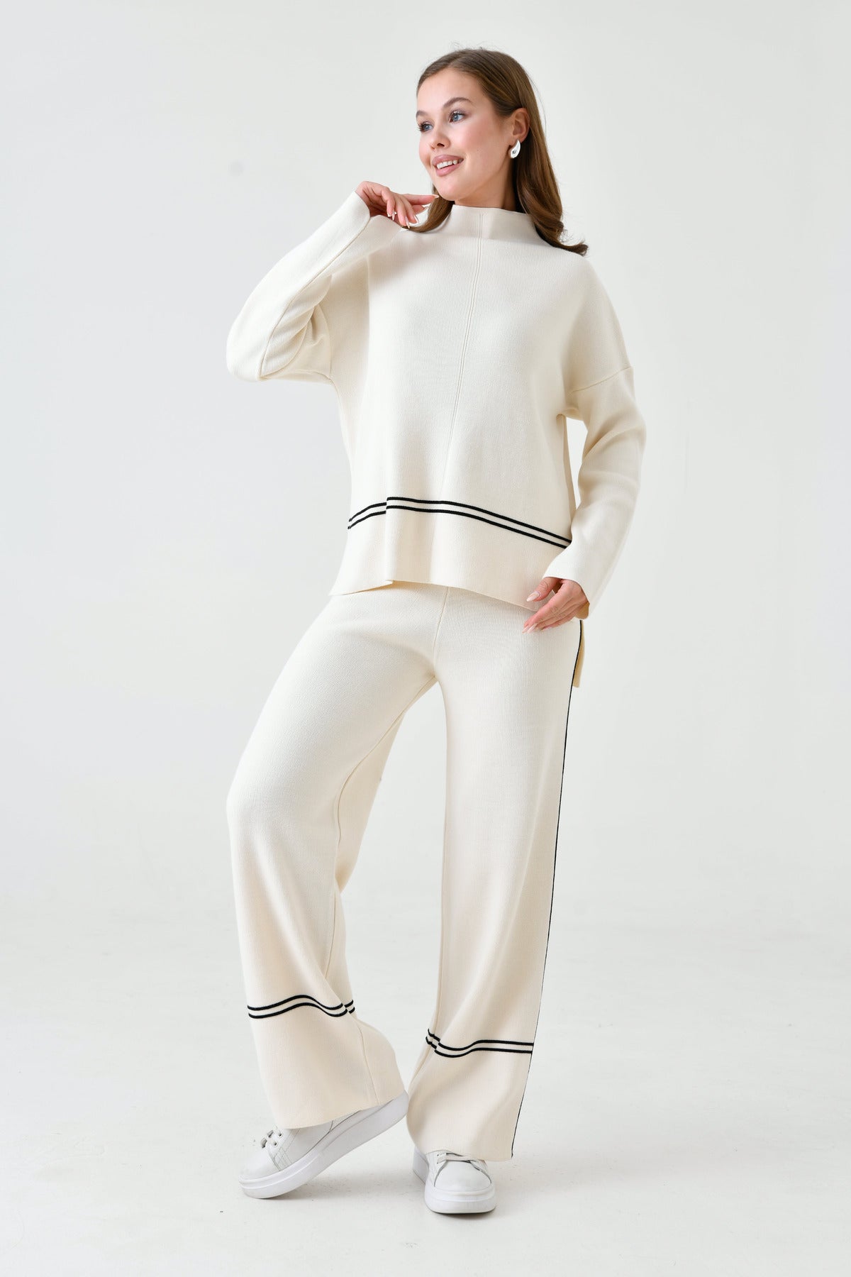 Zweiteiliges Strickset aus Oversize-Pullover und hochgeschnittener Hose