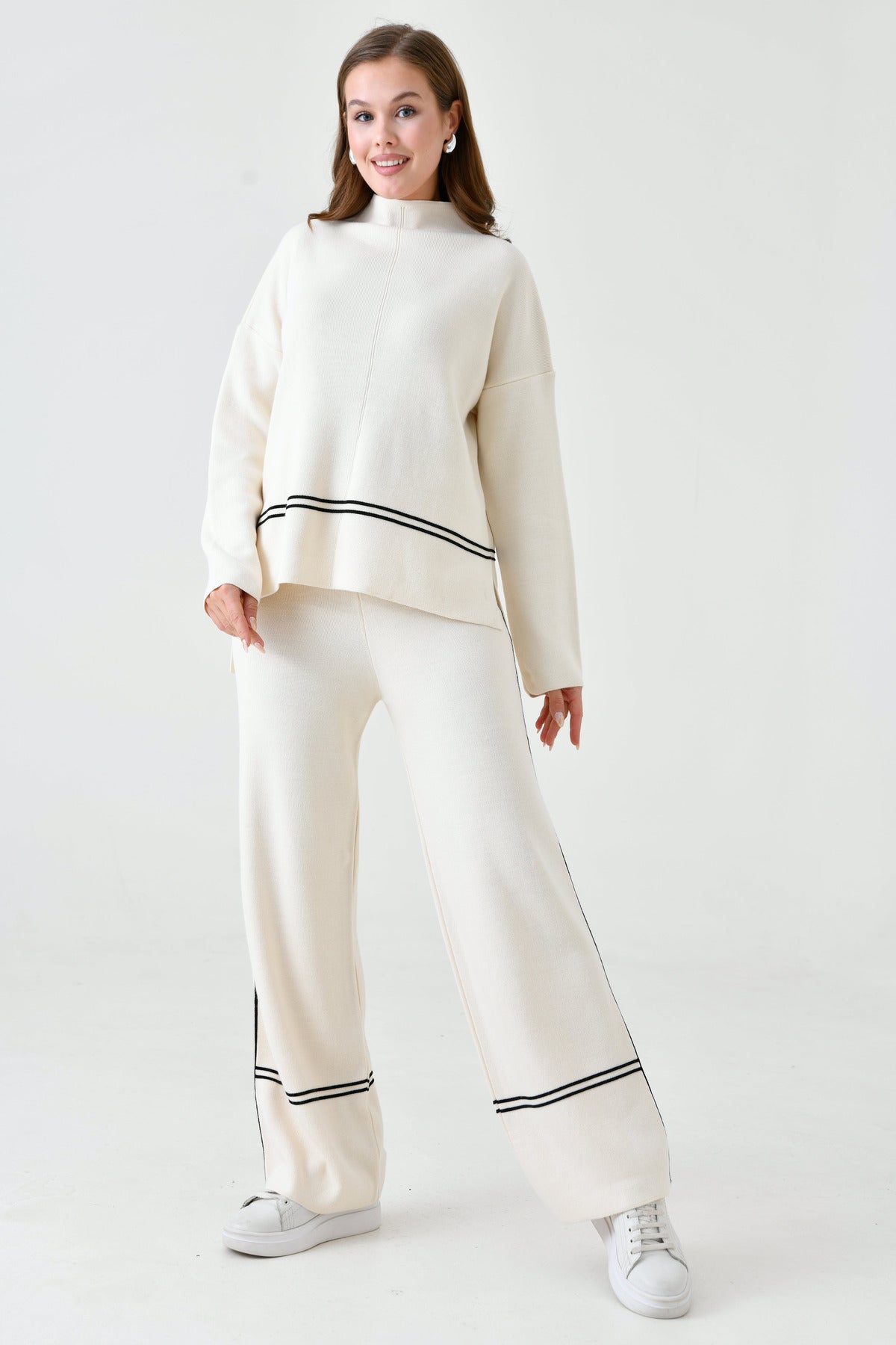 Zweiteiliges Strickset aus Oversize-Pullover und hochgeschnittener Hose