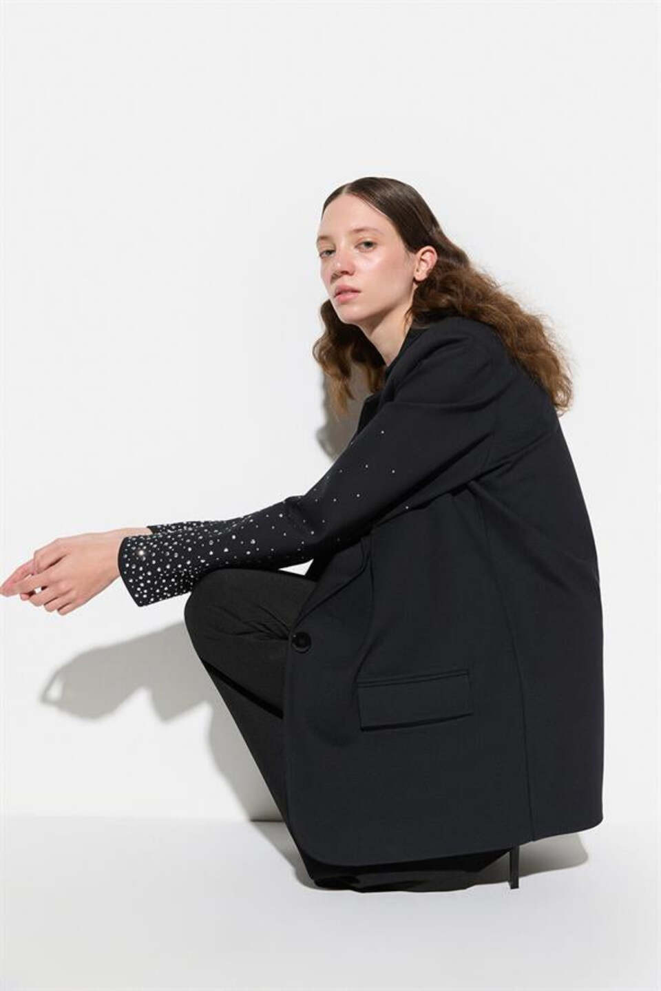 Schwarzer Blazer mit verzierten Ärmeln
