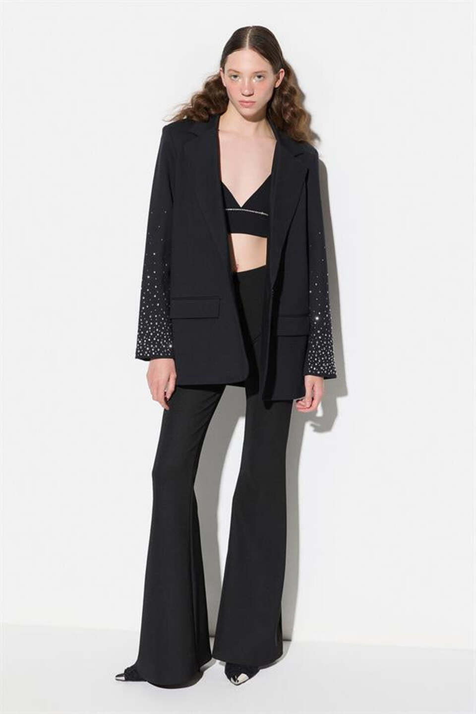 Schwarzer Blazer mit verzierten Ärmeln