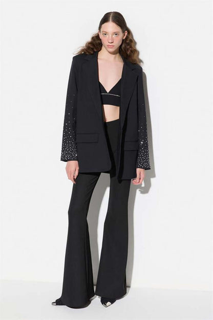 Schwarzer Blazer mit verzierten Ärmeln