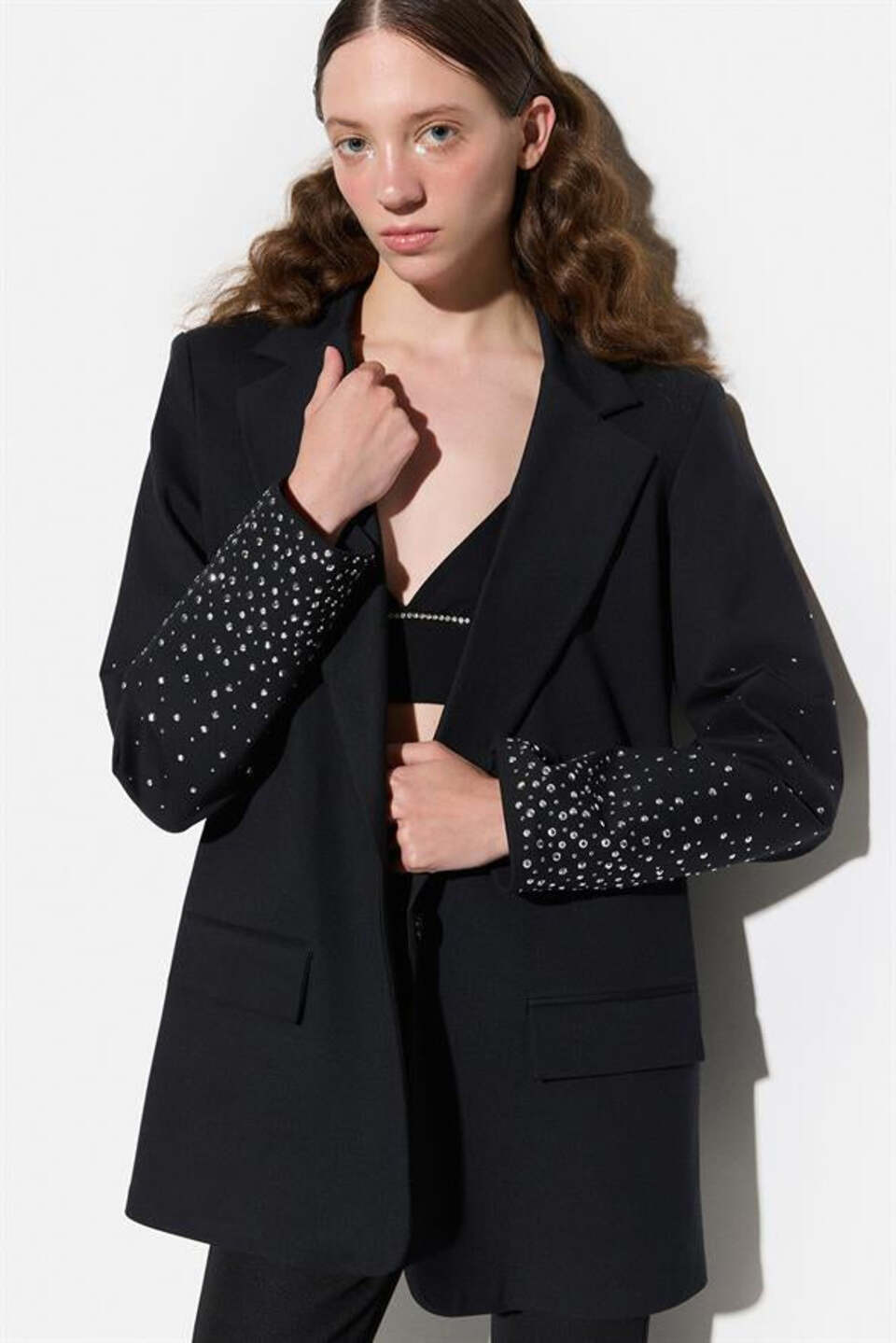 Schwarzer Blazer mit verzierten Ärmeln