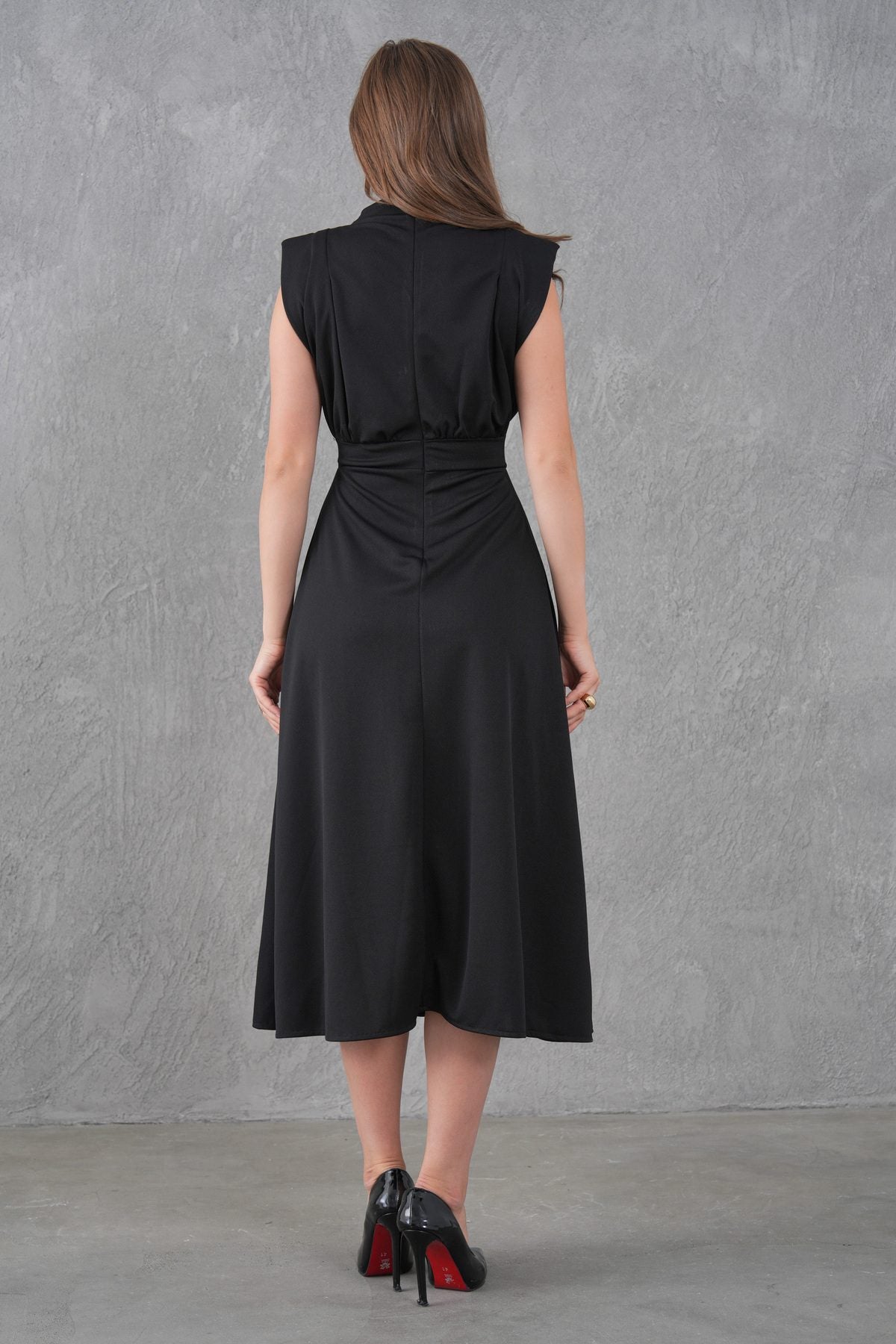 Schwarzes Crepe-Midi-Kleid mit Gürtel