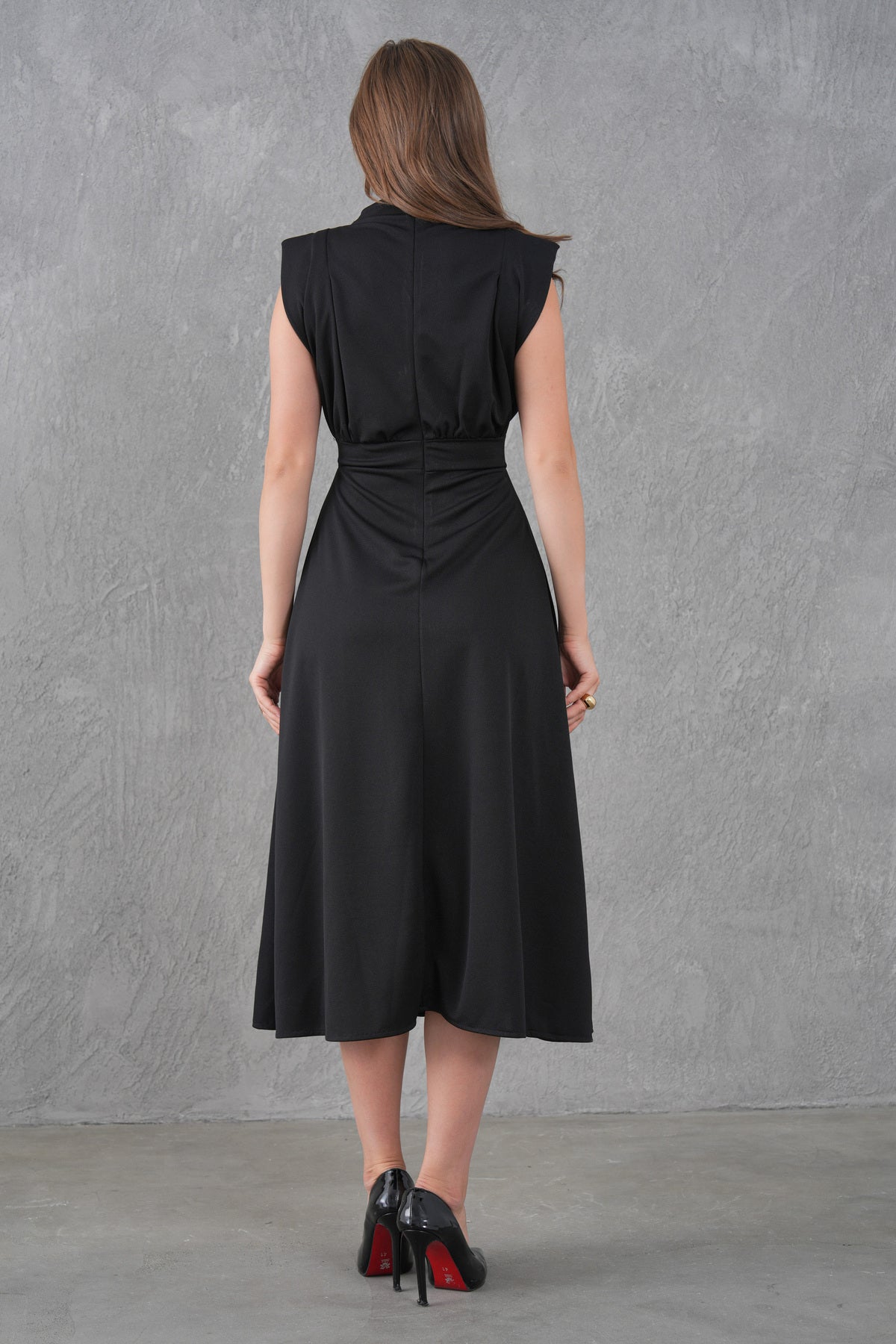 Schwarzes Crepe-Midi-Kleid mit Gürtel