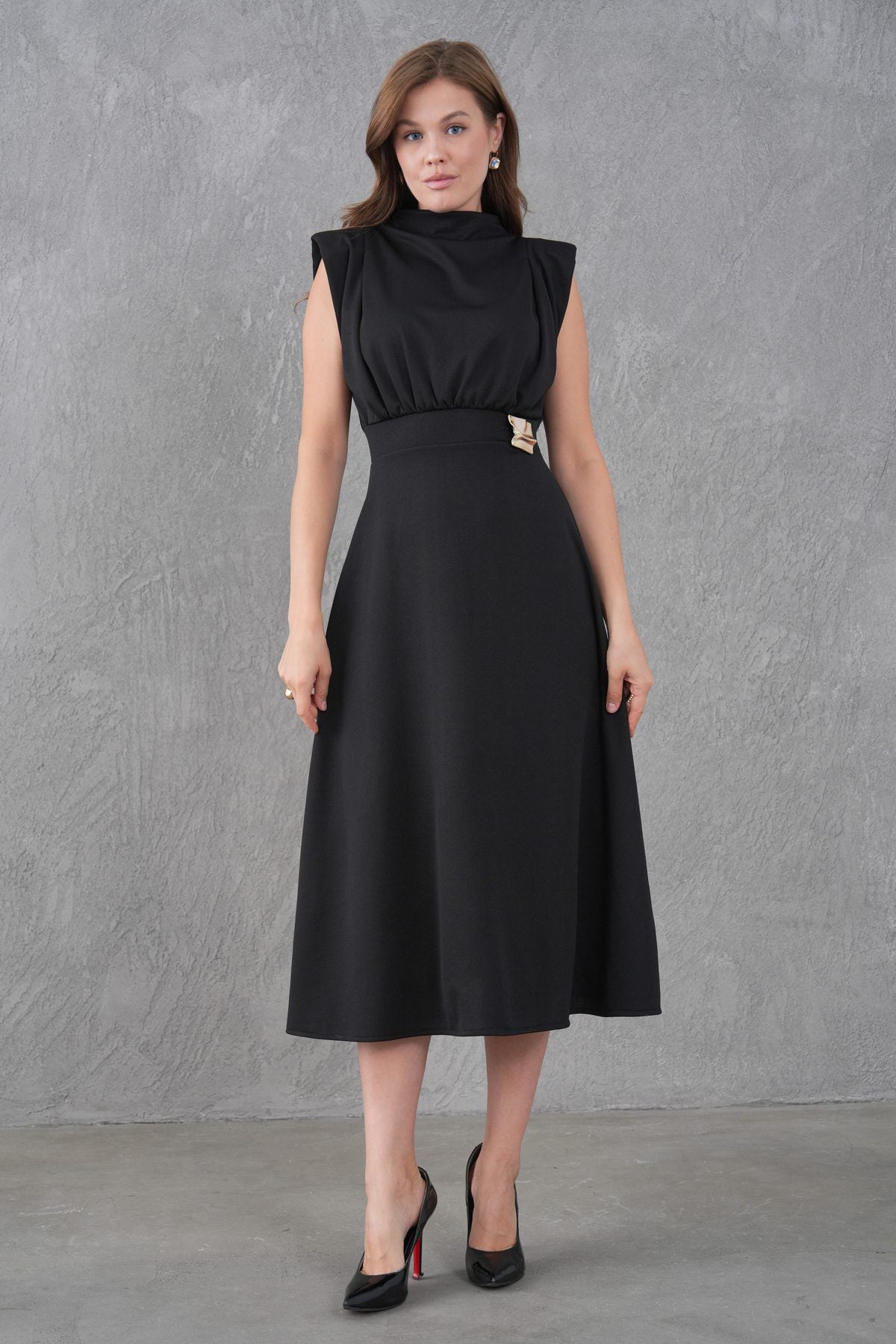 Schwarzes Crepe-Midi-Kleid mit Gürtel
