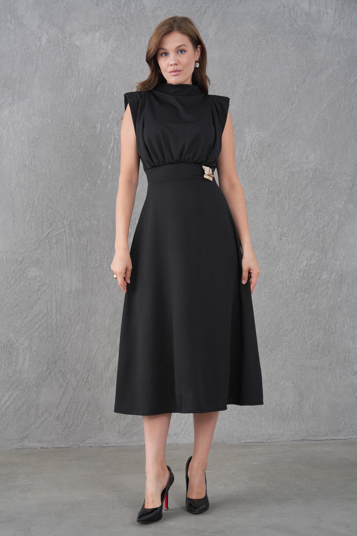 Schwarzes Crepe-Midi-Kleid mit Gürtel