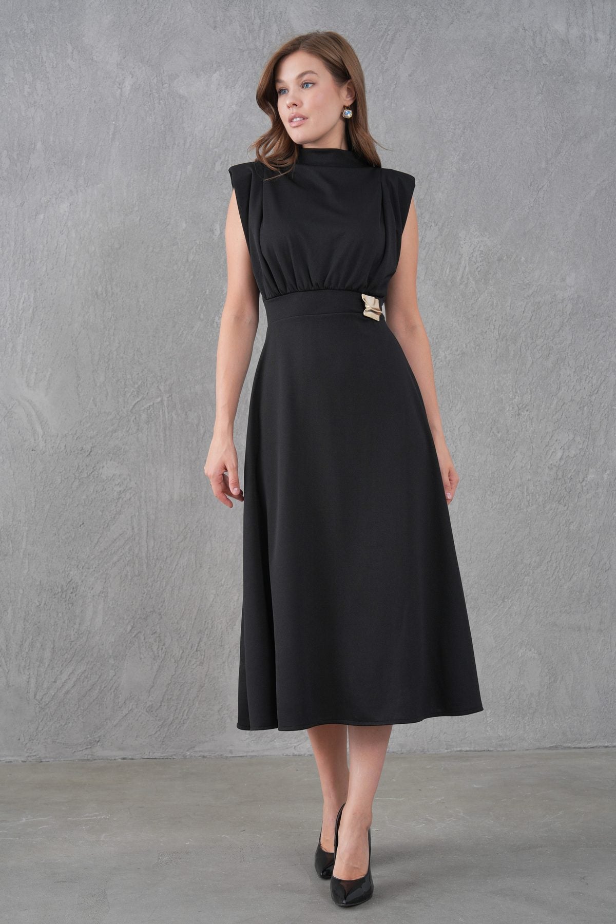 Schwarzes Crepe-Midi-Kleid mit Gürtel