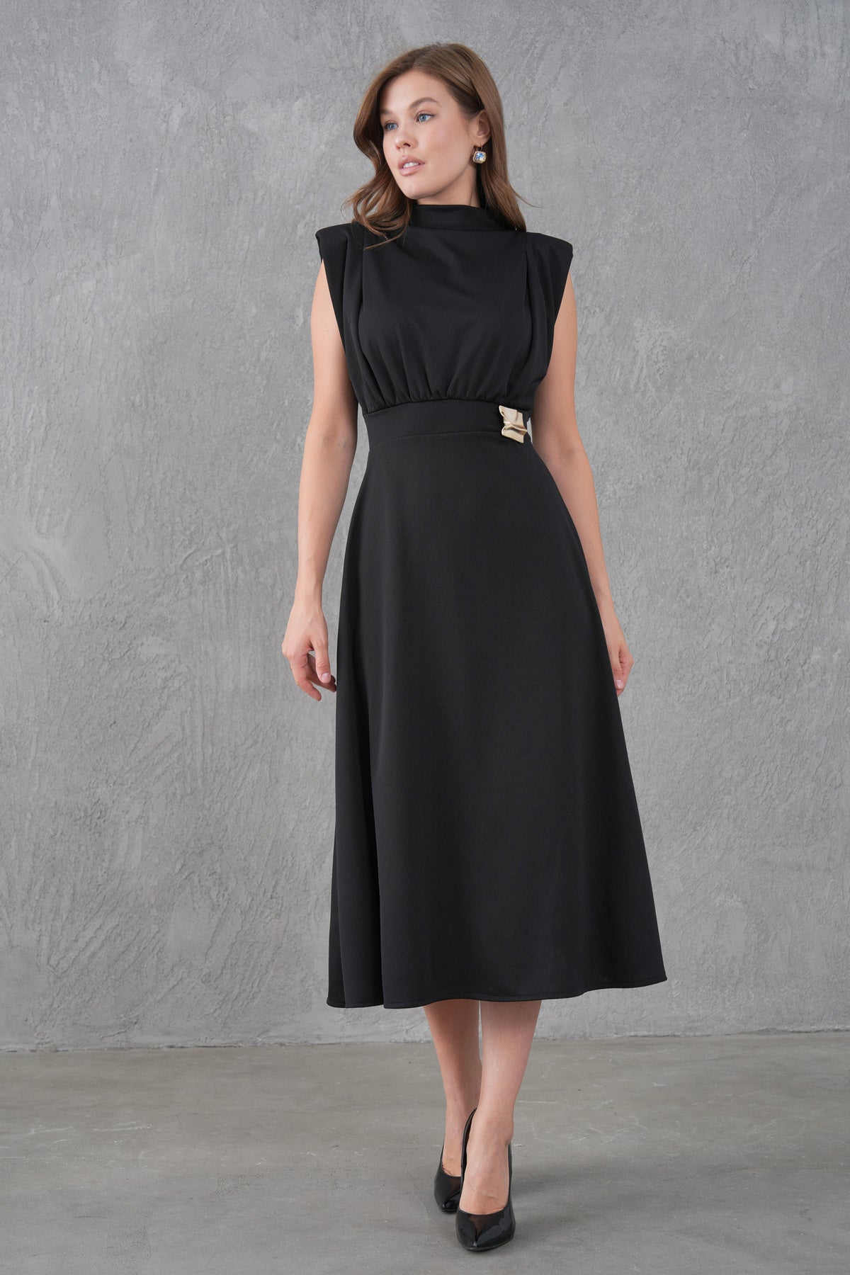 Schwarzes Crepe-Midi-Kleid mit Gürtel