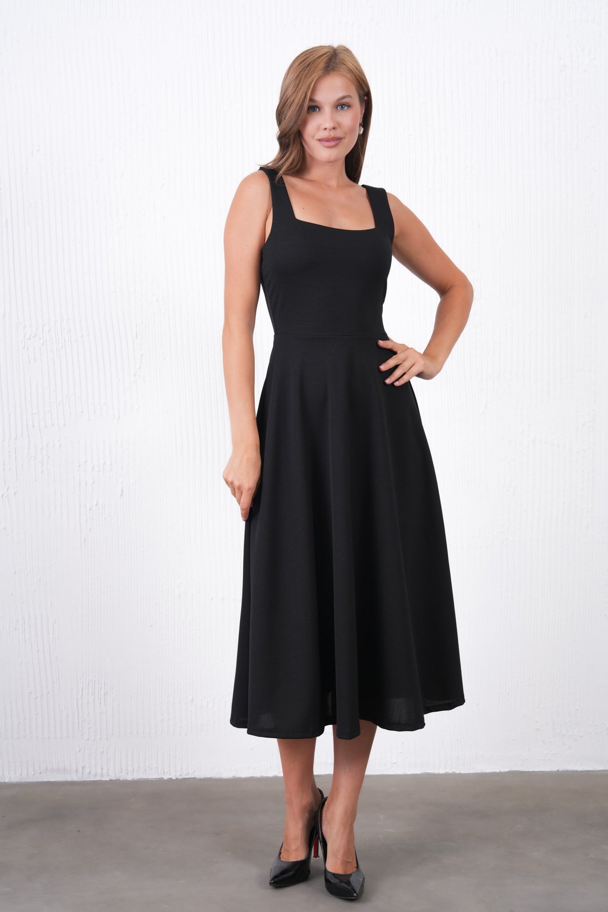Midikleid mit eckigem Ausschnitt und breiten Trägern