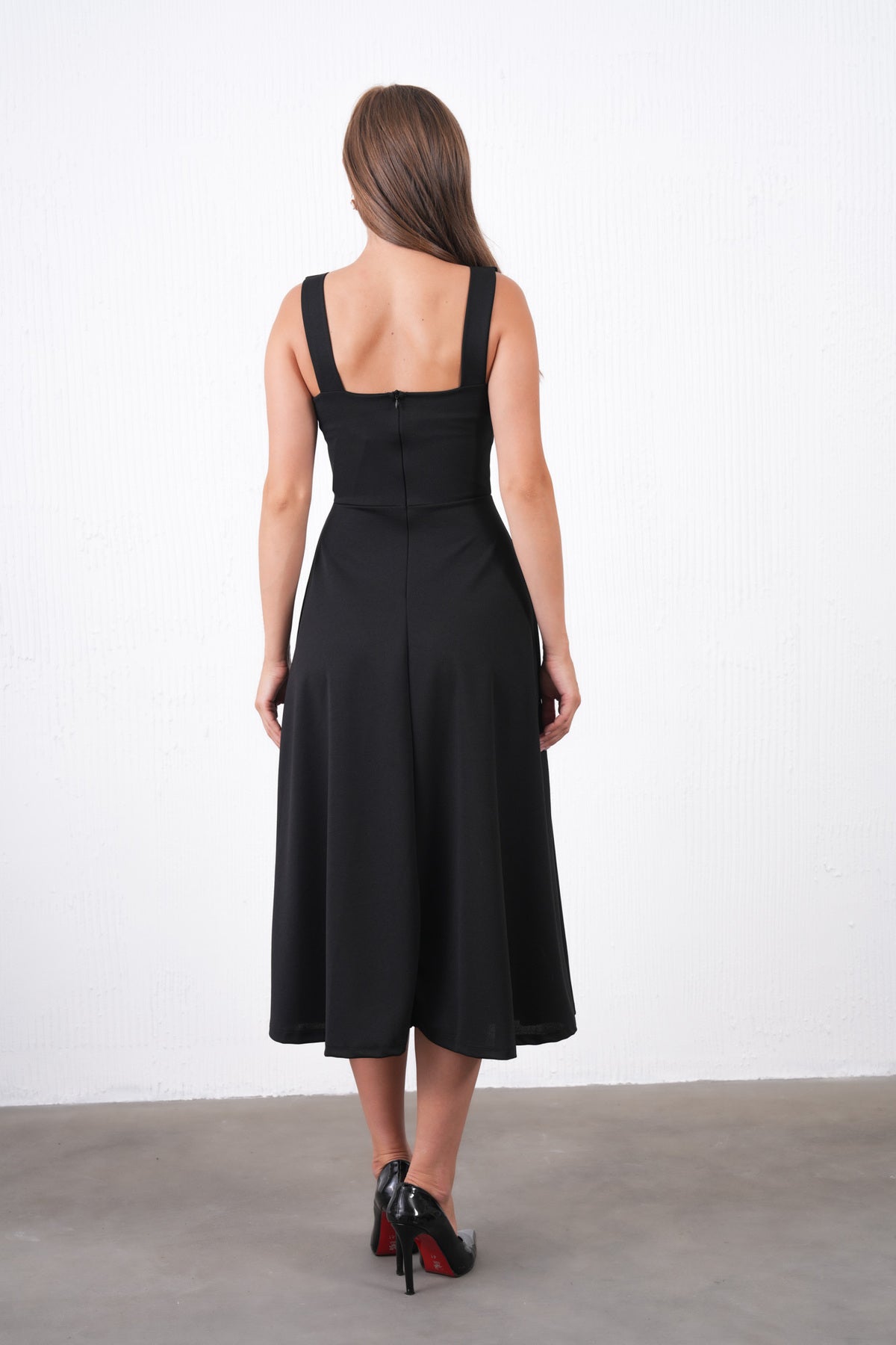 Midikleid mit eckigem Ausschnitt und breiten Trägern