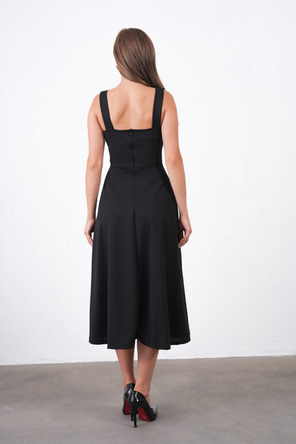 Midikleid mit eckigem Ausschnitt und breiten Trägern