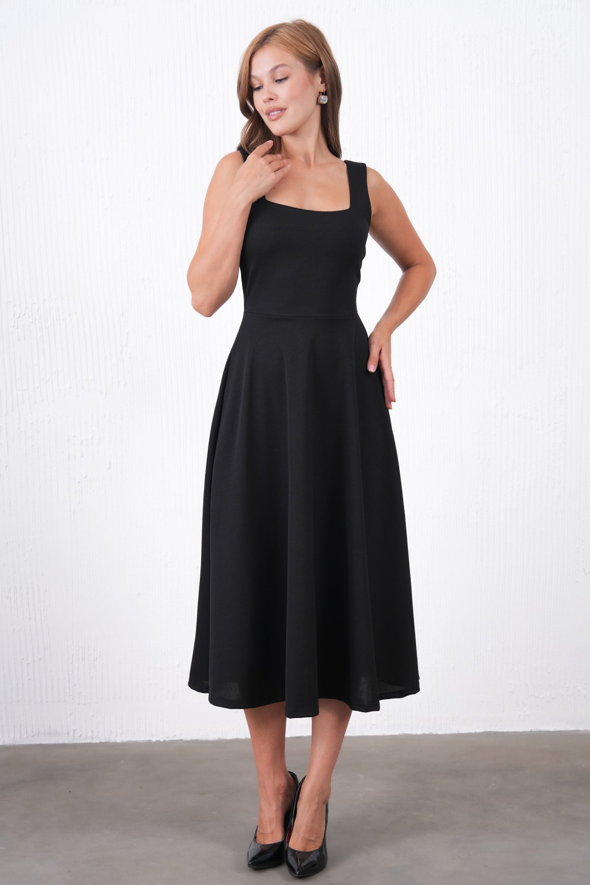 Midikleid mit eckigem Ausschnitt und breiten Trägern