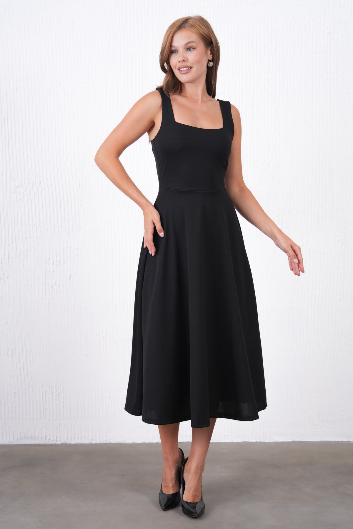 Midikleid mit eckigem Ausschnitt und breiten Trägern