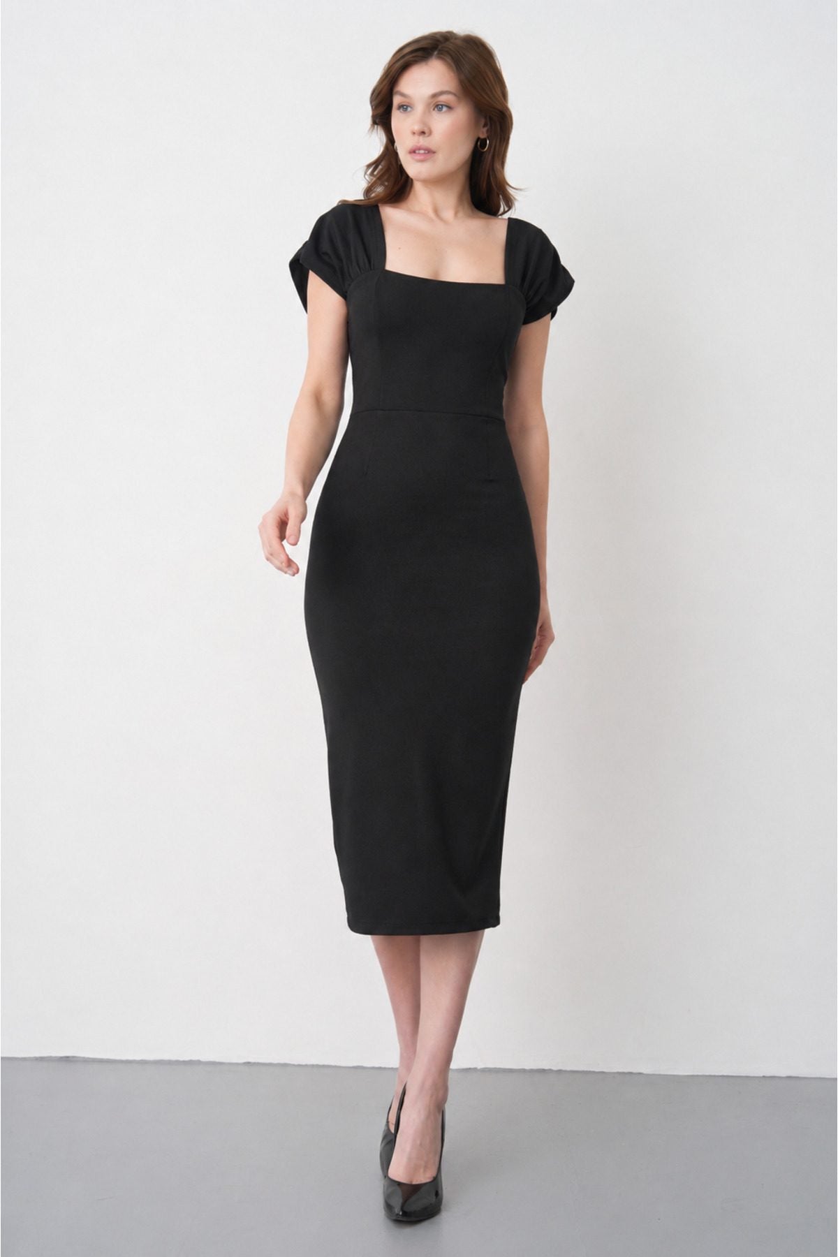 Schwarzes Kreppkleid in Midi-Länge mit quadratischem Ausschnitt und Schlitz