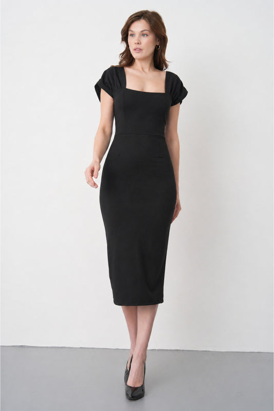 Schwarzes Kreppkleid in Midi-Länge mit quadratischem Ausschnitt und Schlitz