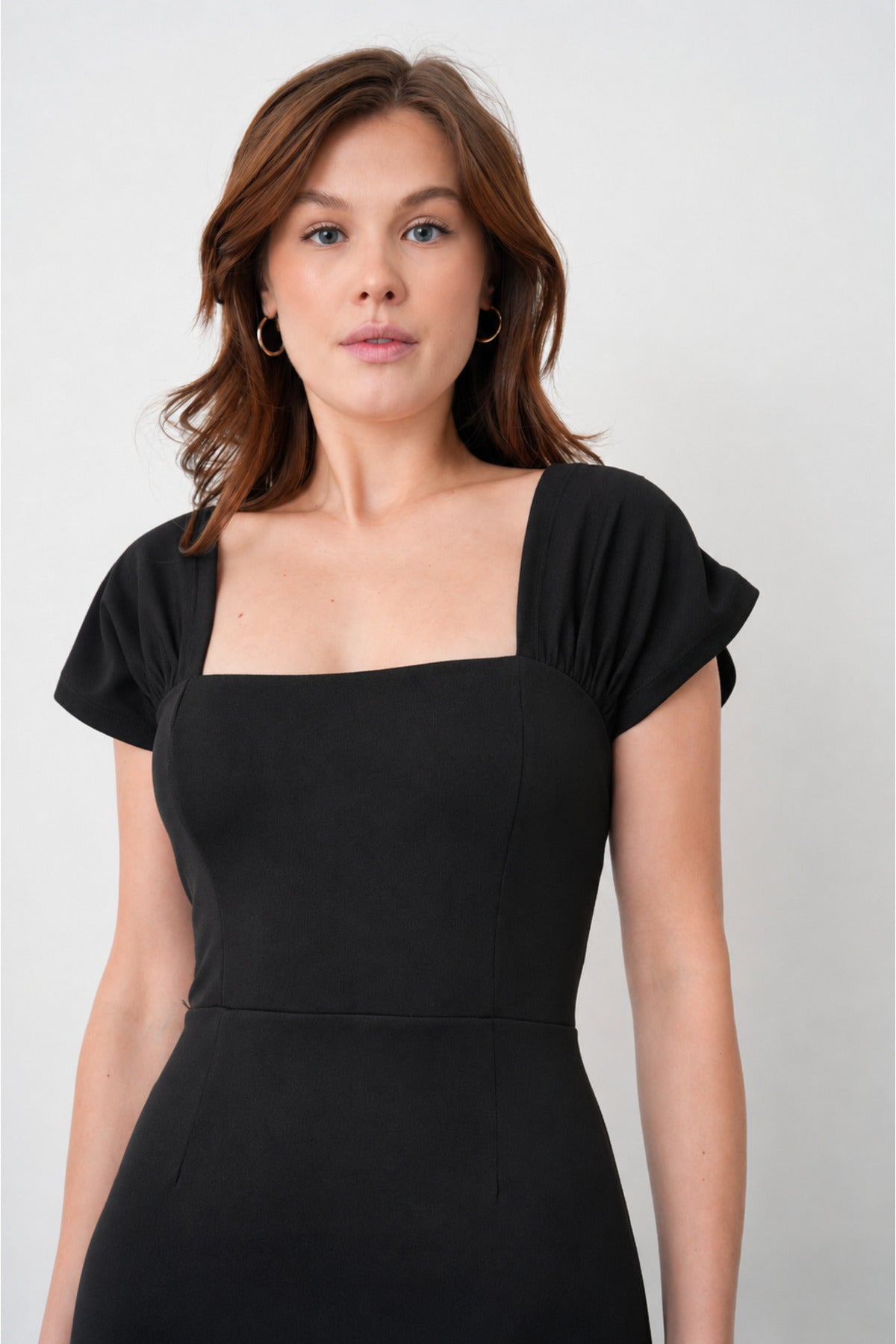 Schwarzes Kreppkleid in Midi-Länge mit quadratischem Ausschnitt und Schlitz