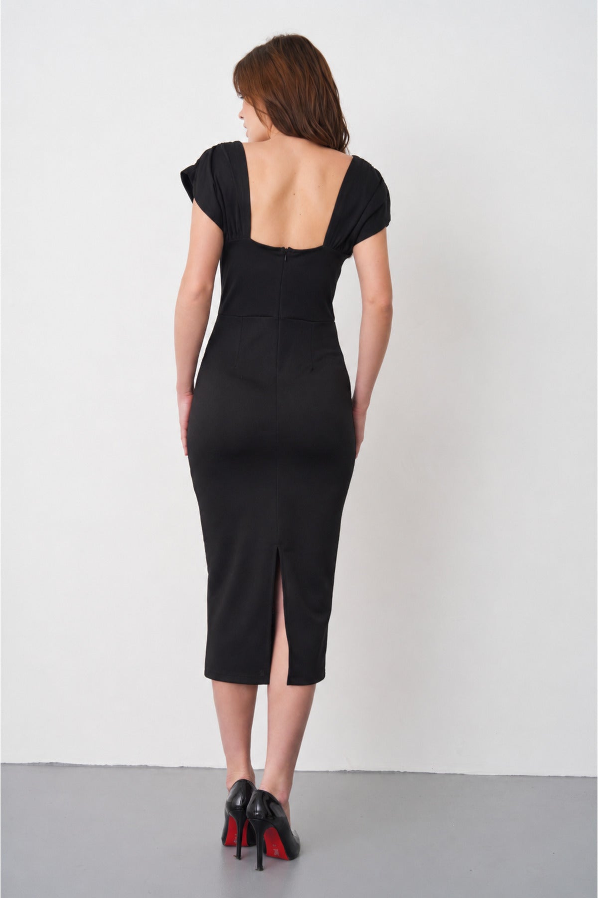 Schwarzes Kreppkleid in Midi-Länge mit quadratischem Ausschnitt und Schlitz