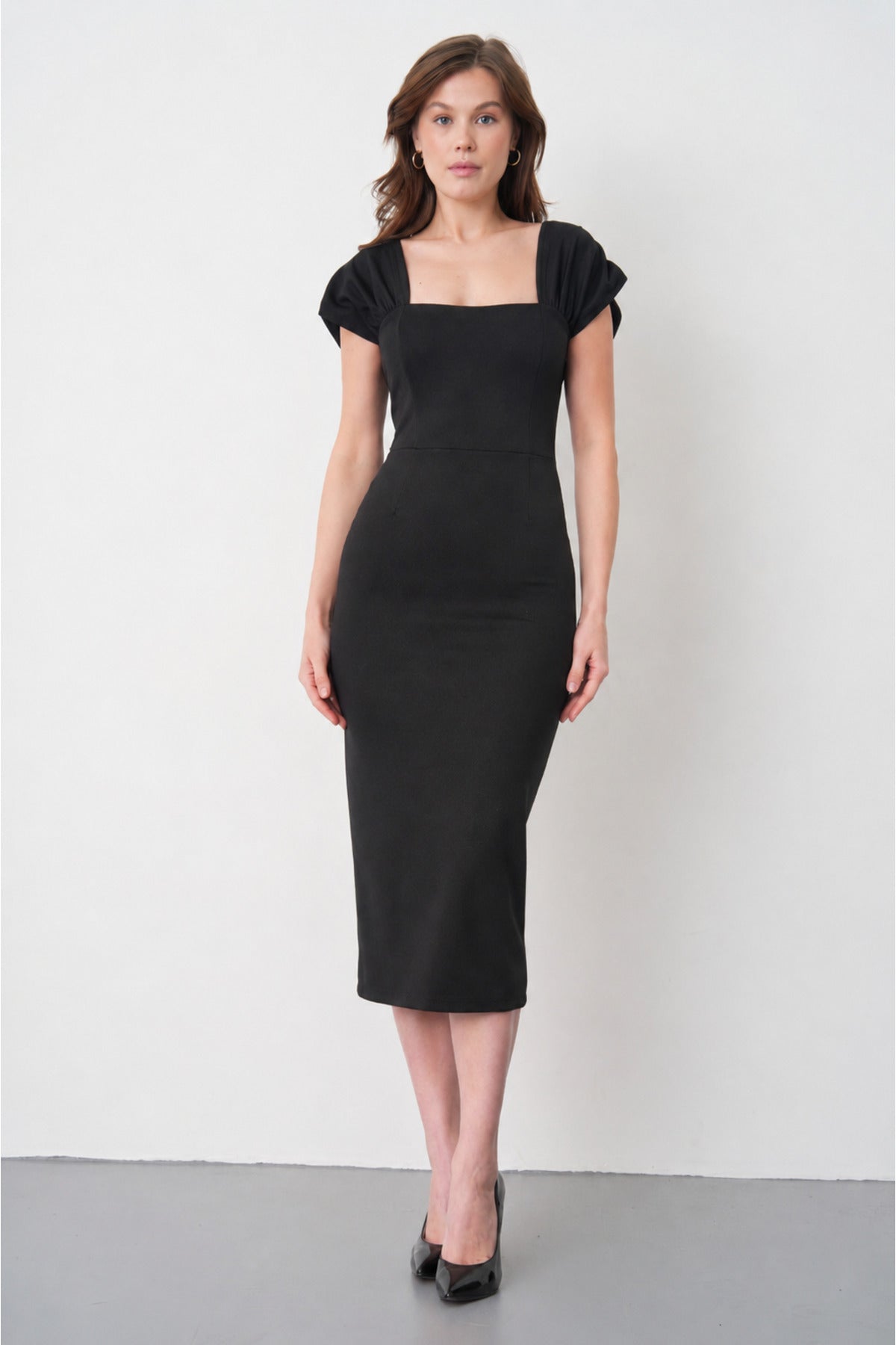 Schwarzes Kreppkleid in Midi-Länge mit quadratischem Ausschnitt und Schlitz