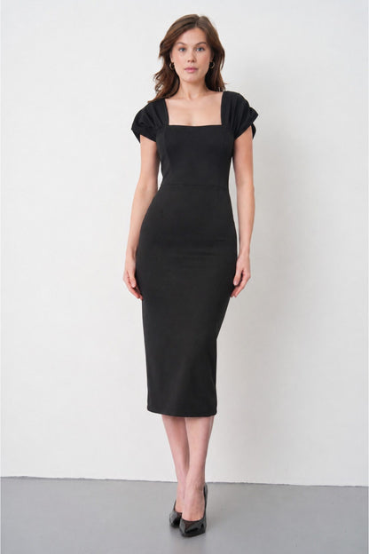 Schwarzes Kreppkleid in Midi-Länge mit quadratischem Ausschnitt und Schlitz