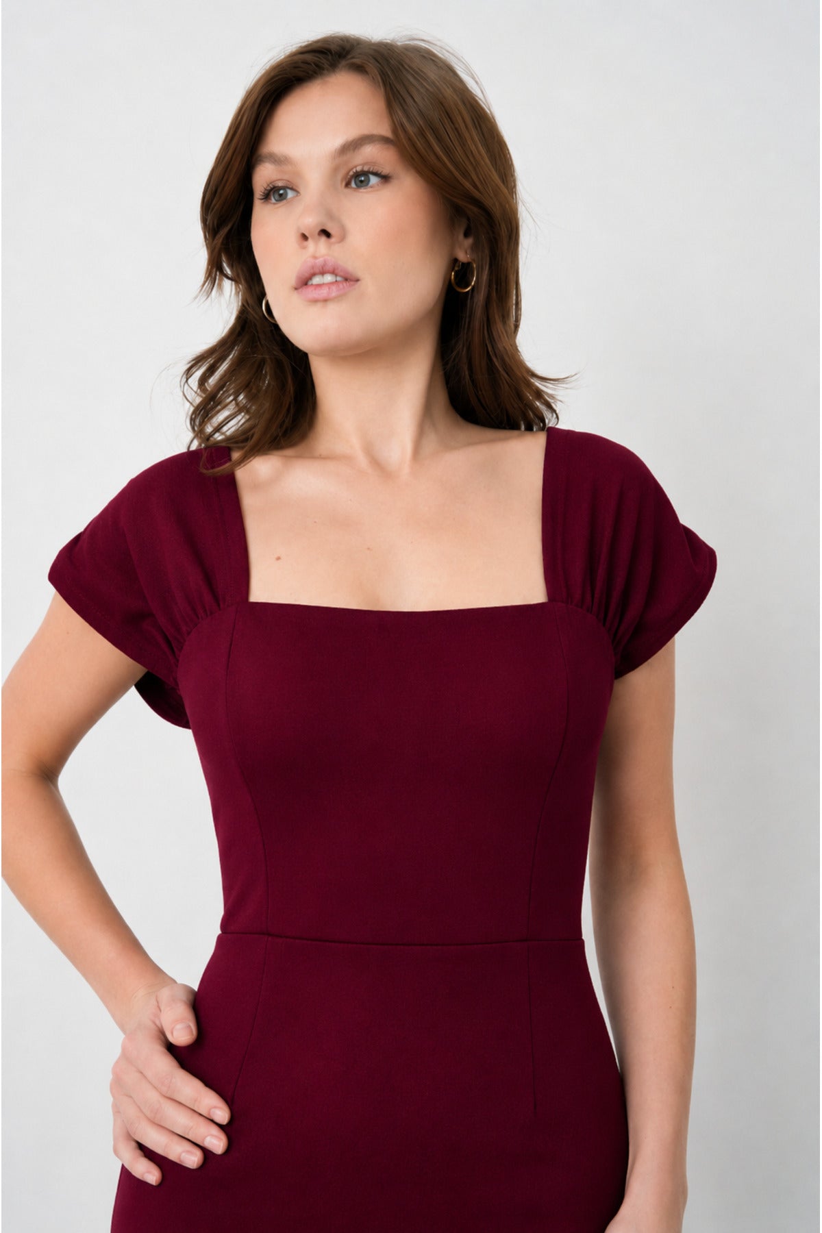 Schwarzes Kreppkleid in Midi-Länge mit quadratischem Ausschnitt und Schlitz