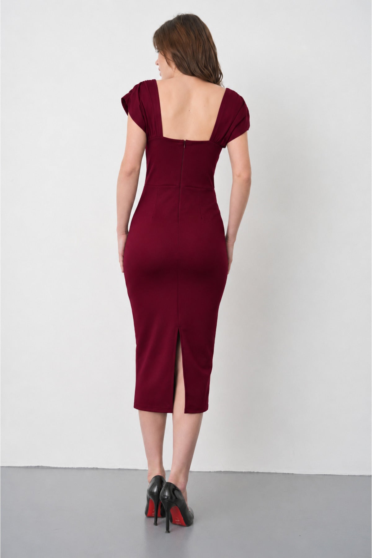 Schwarzes Kreppkleid in Midi-Länge mit quadratischem Ausschnitt und Schlitz