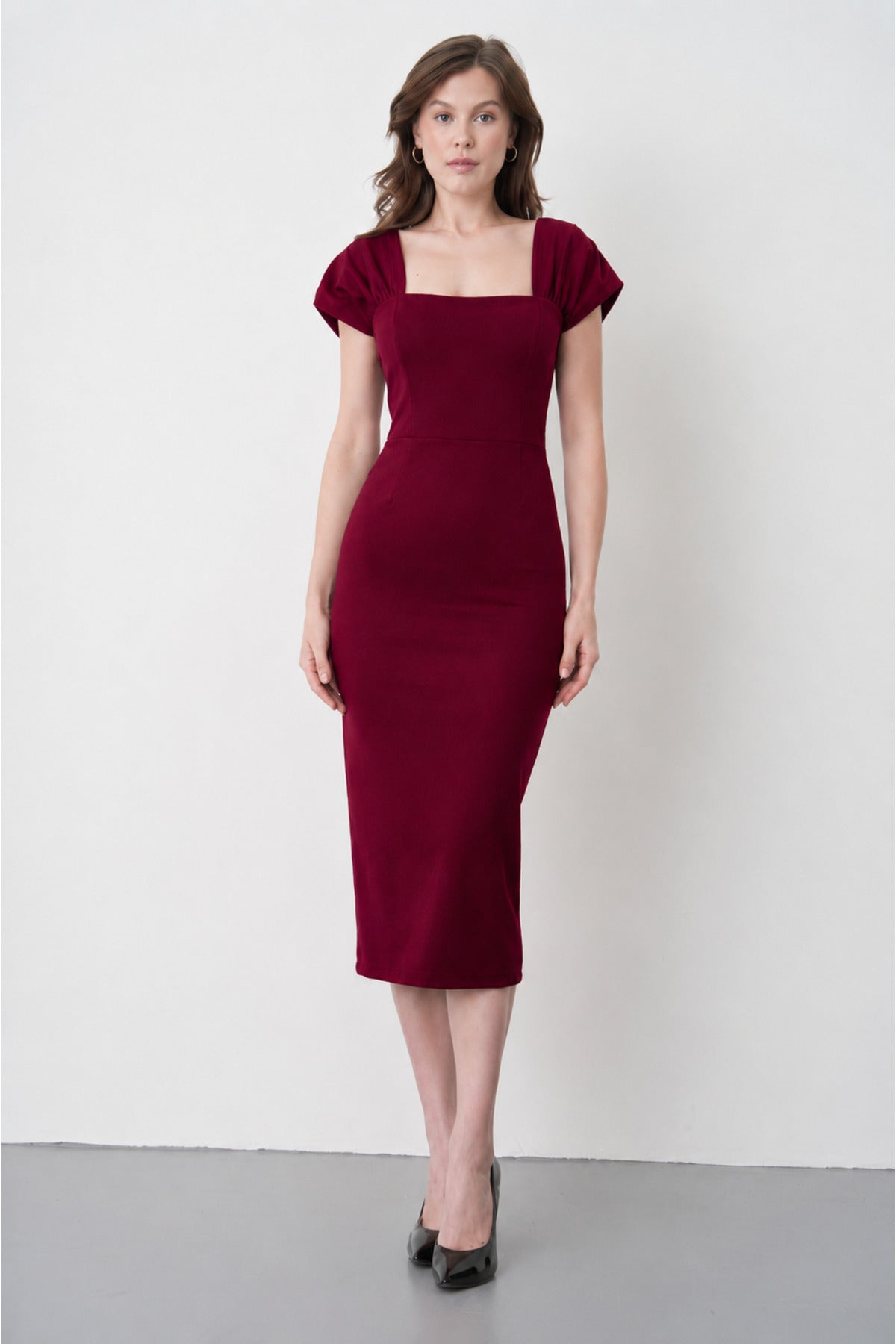 Schwarzes Kreppkleid in Midi-Länge mit quadratischem Ausschnitt und Schlitz