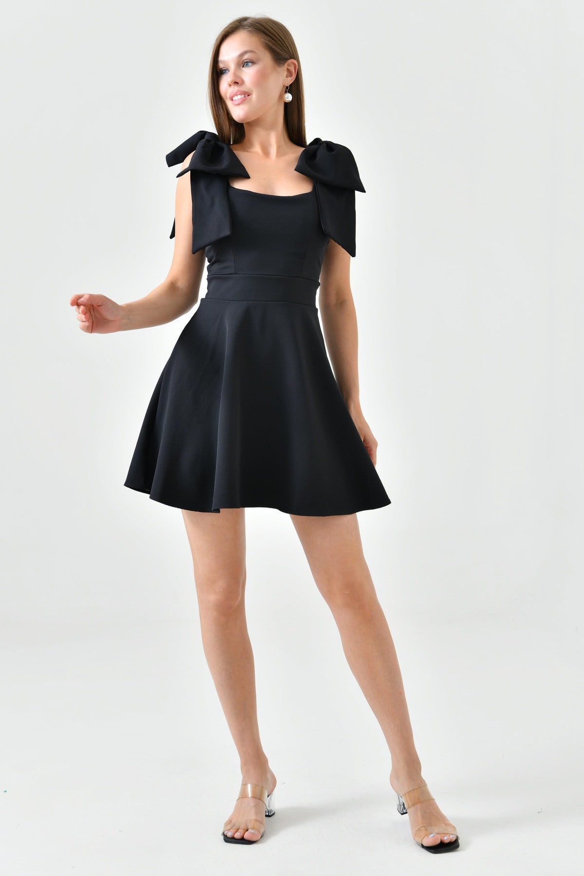 Trägerloses, ausgestelltes kurzes Kleid mit Ausschnitt
