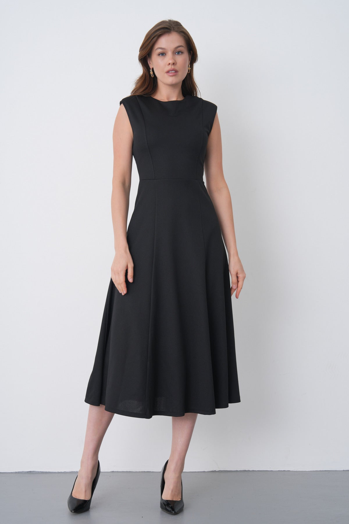 Schwarzes, ärmelloses Damenkleid in Midi-Länge mit A-Linien-Schnitt – elegantes Kleid für den Alltag und das Büro 77162