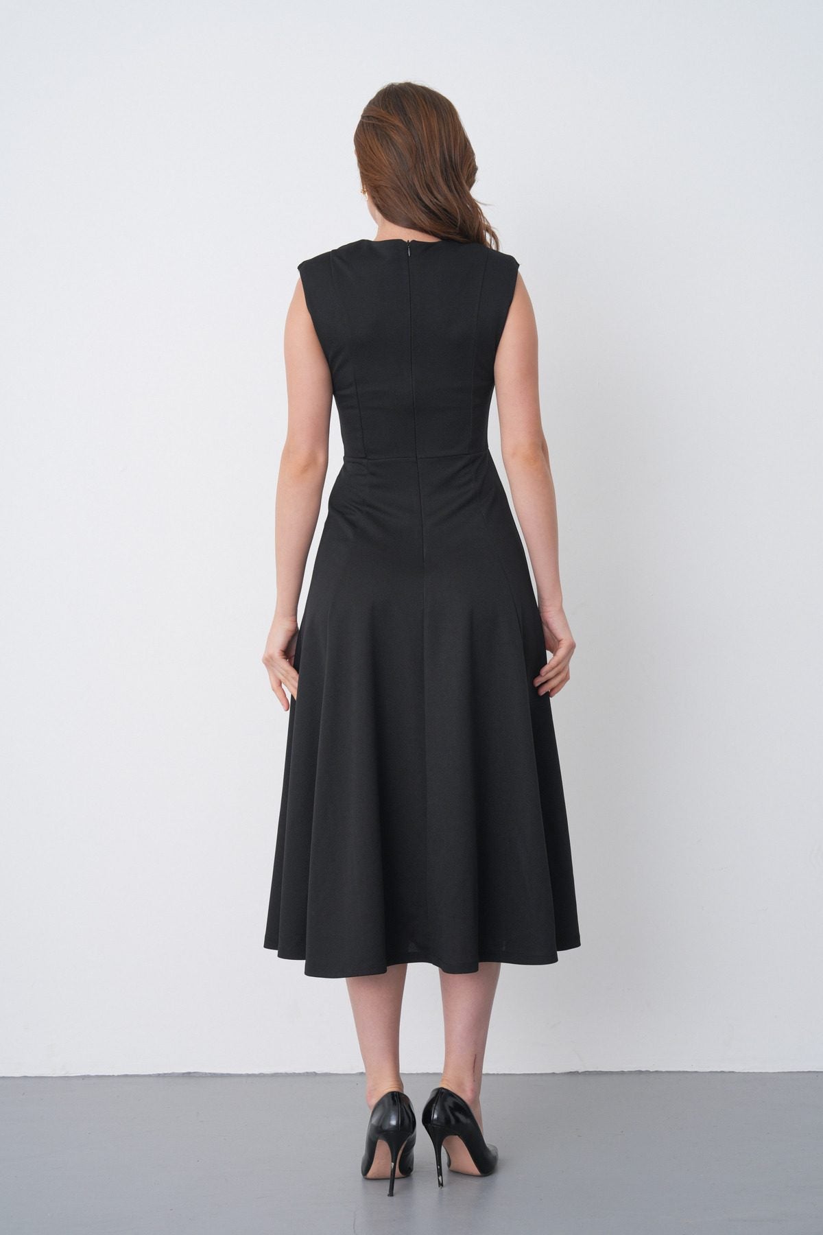 Schwarzes, ärmelloses Damenkleid in Midi-Länge mit A-Linien-Schnitt – elegantes Kleid für den Alltag und das Büro 77162