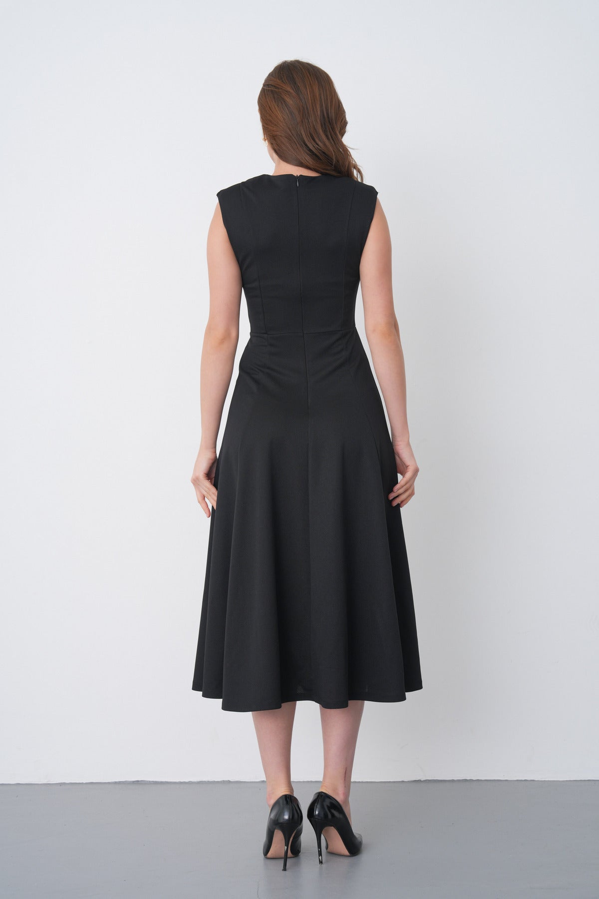 Schwarzes, ärmelloses Damenkleid in Midi-Länge mit A-Linien-Schnitt – elegantes Kleid für den Alltag und das Büro 77162