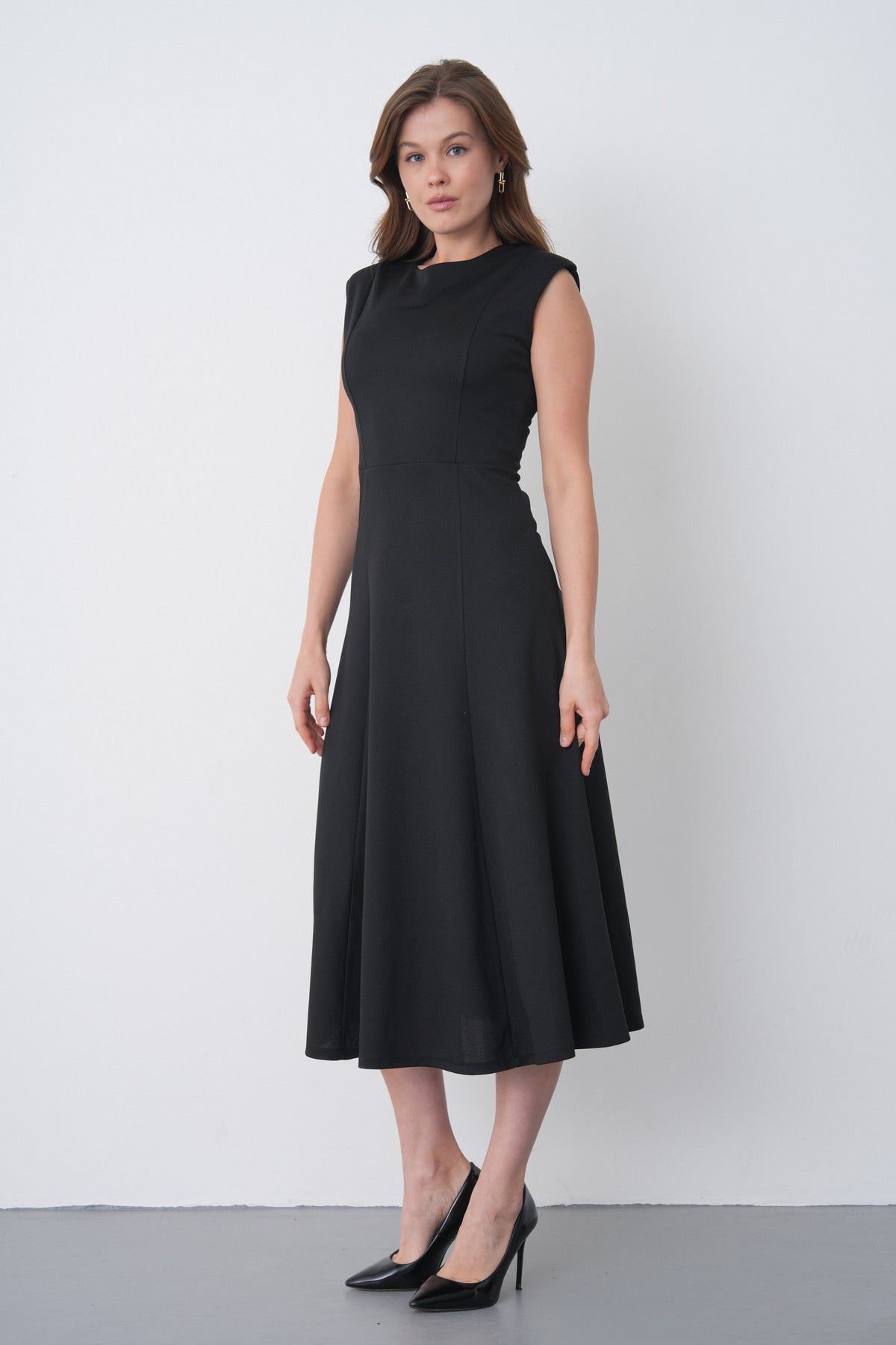 Schwarzes, ärmelloses Damenkleid in Midi-Länge mit A-Linien-Schnitt – elegantes Kleid für den Alltag und das Büro 77162