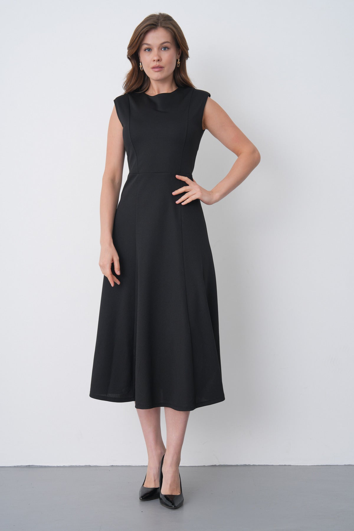 Schwarzes, ärmelloses Damenkleid in Midi-Länge mit A-Linien-Schnitt – elegantes Kleid für den Alltag und das Büro 77162