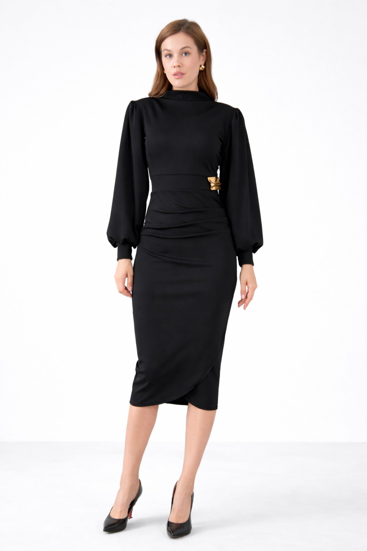 Schwarzes Midikleid mit langen Ärmeln, Stehkragen und raffinierten Details, elegantes Damenkleid