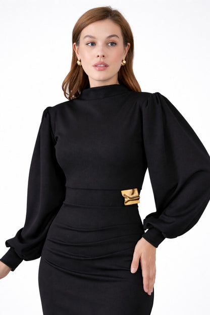 Schwarzes Midikleid mit langen Ärmeln, Stehkragen und raffinierten Details, elegantes Damenkleid