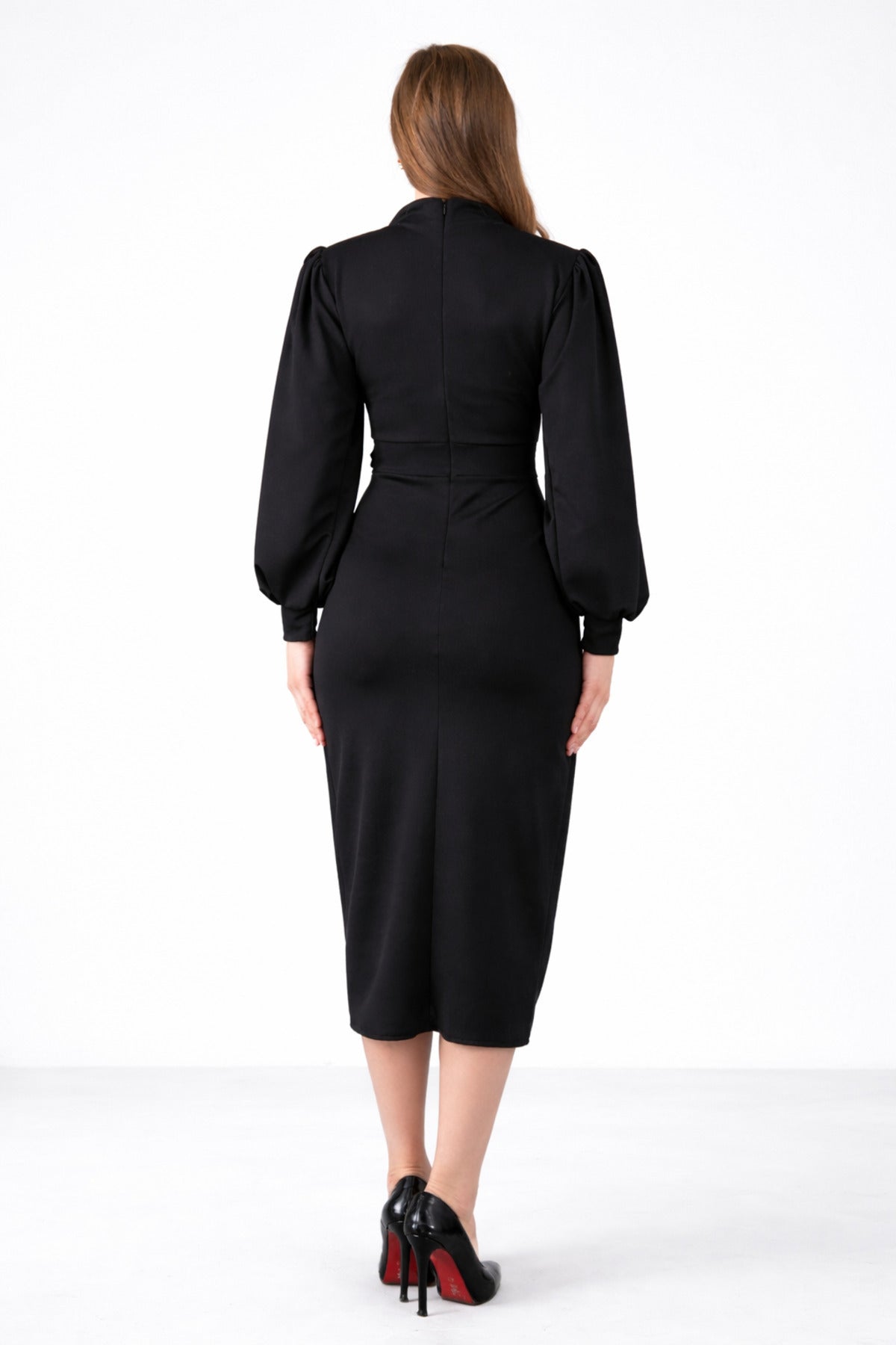Schwarzes Midikleid mit langen Ärmeln, Stehkragen und raffinierten Details, elegantes Damenkleid