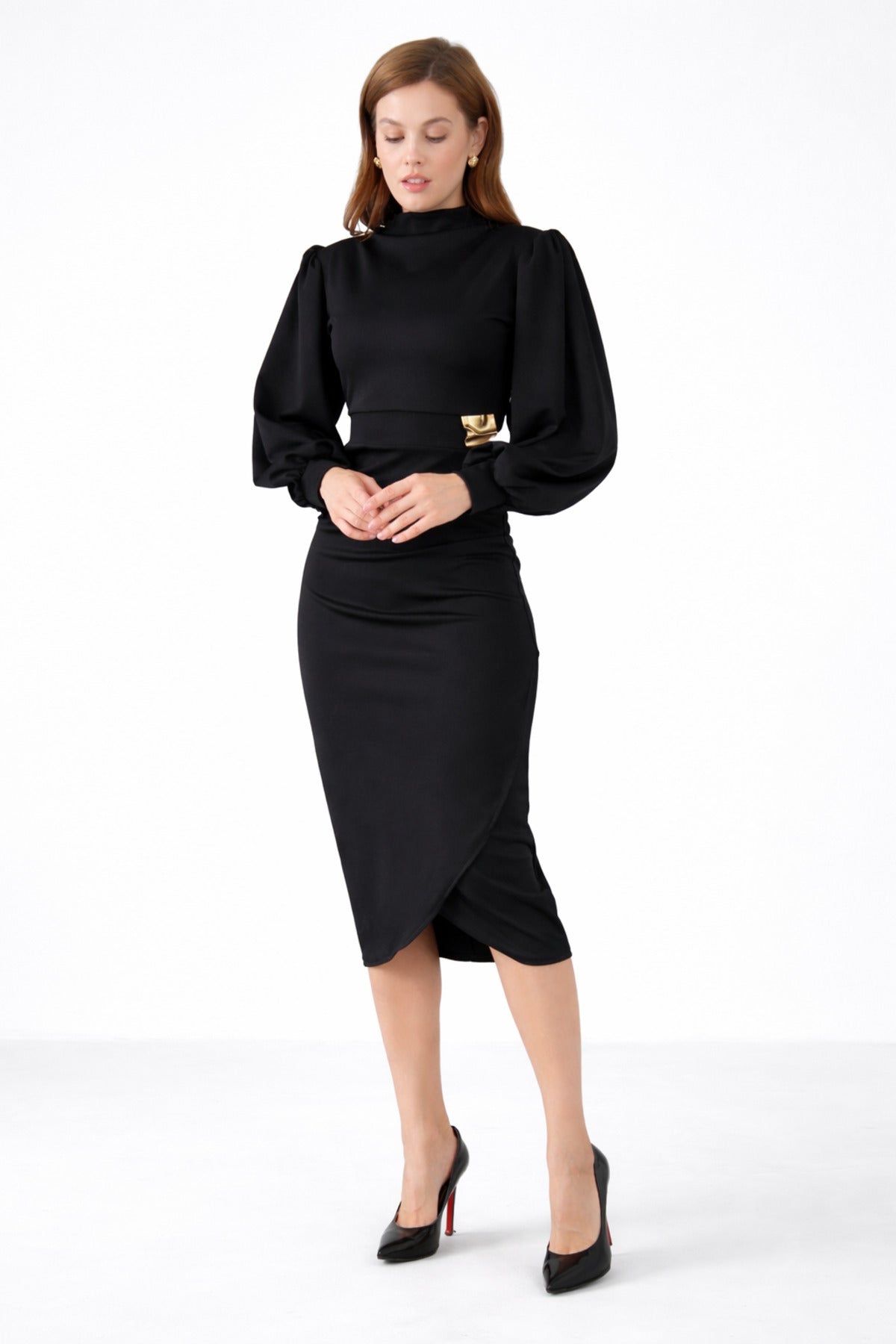 Schwarzes Midikleid mit langen Ärmeln, Stehkragen und raffinierten Details, elegantes Damenkleid