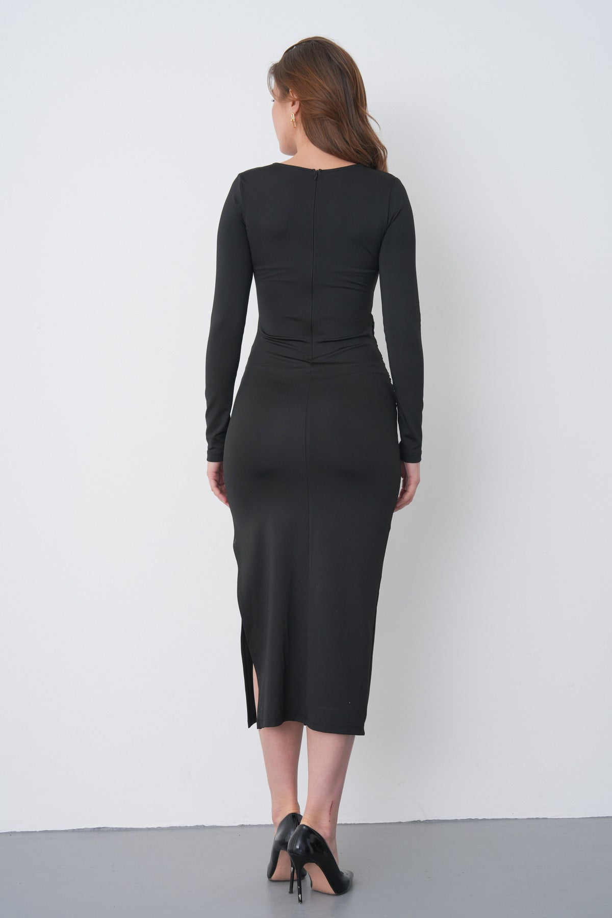 Schwarzes, langärmeliges, elegantes Midikleid für Damen mit Schlitz, Taillierung und Accessoires
