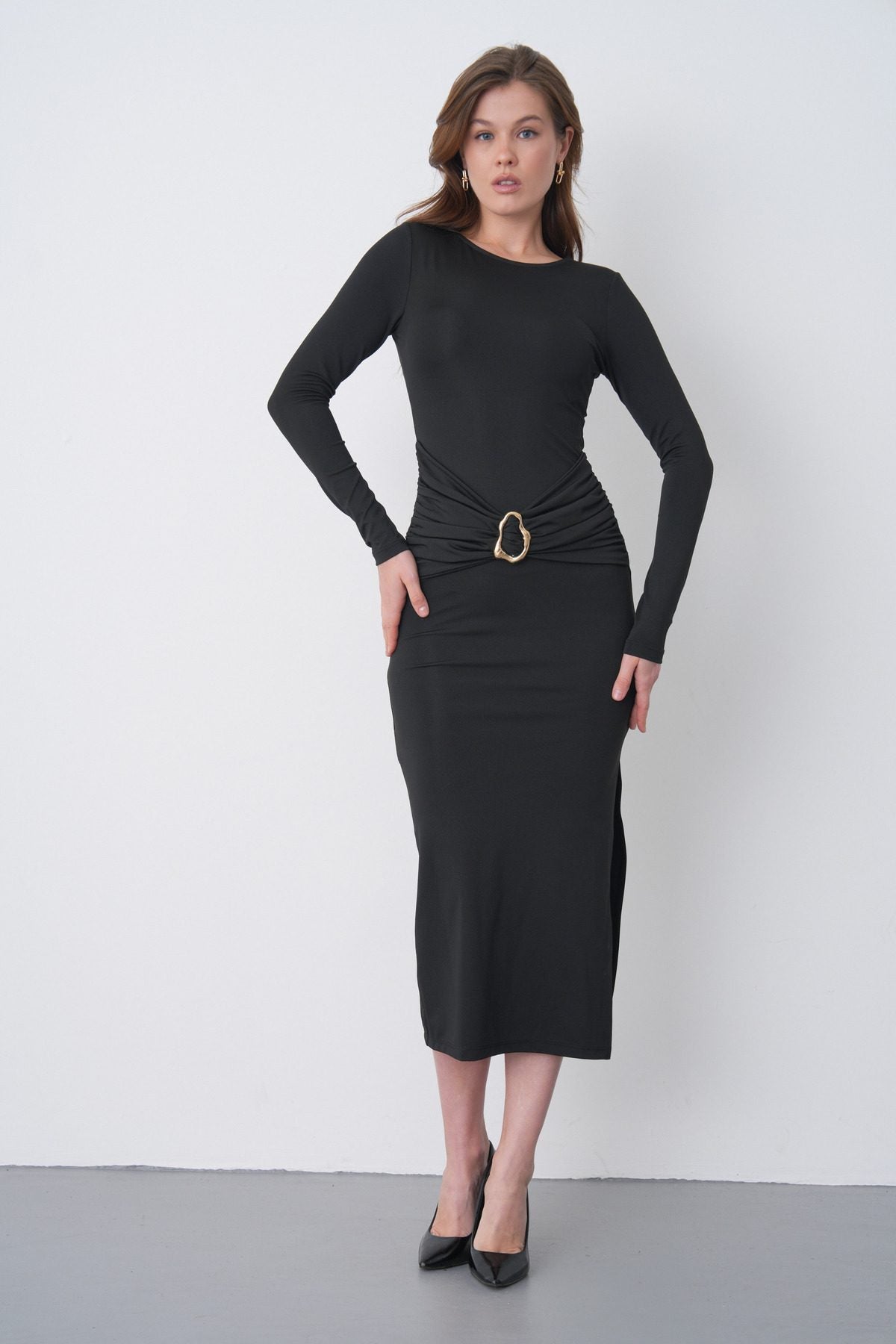 Schwarzes, langärmeliges, elegantes Midikleid für Damen mit Schlitz, Taillierung und Accessoires
