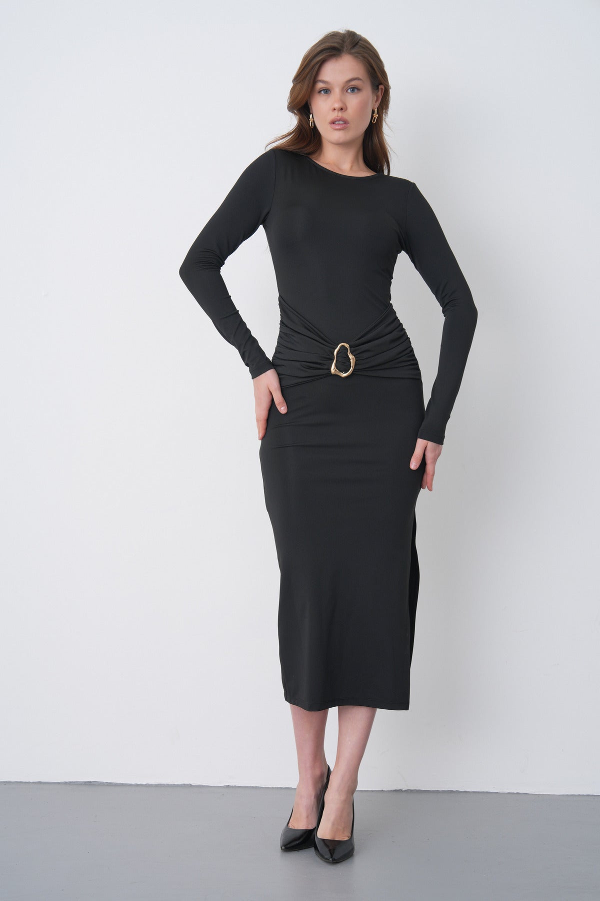 Schwarzes, langärmeliges, elegantes Midikleid für Damen mit Schlitz, Taillierung und Accessoires