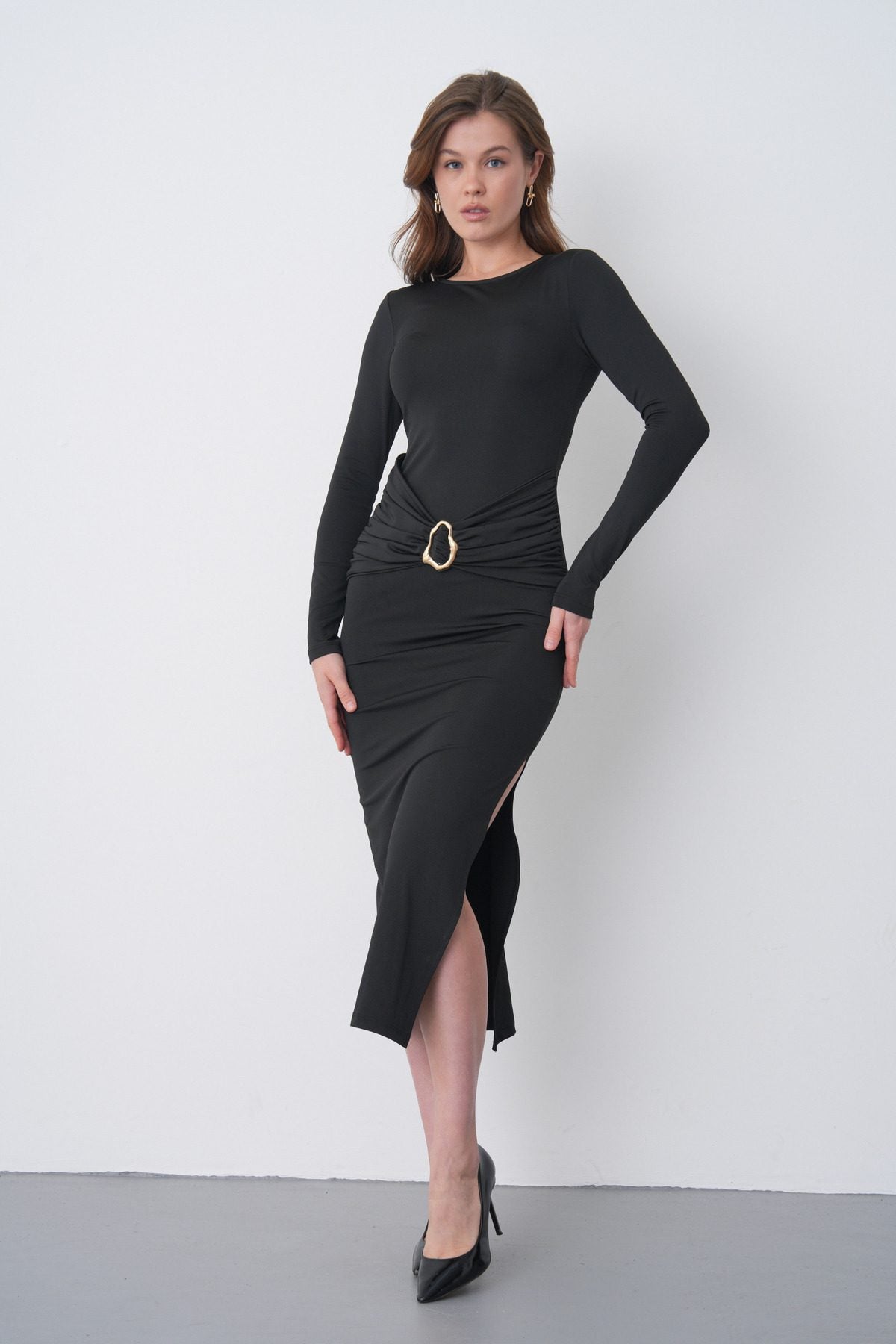 Schwarzes, langärmeliges, elegantes Midikleid für Damen mit Schlitz, Taillierung und Accessoires