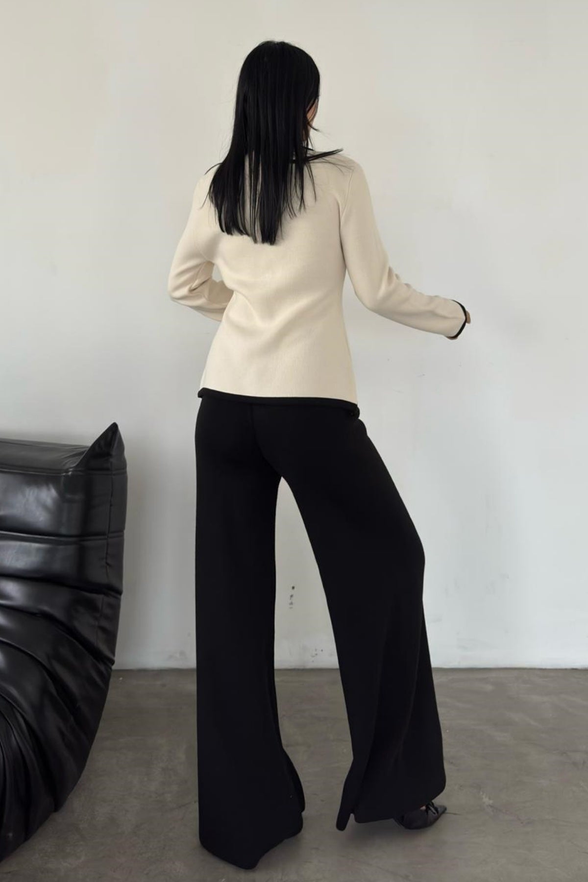 Strickwaren-Set (Oberteil und Hose): Hochgeschnittene Hose und V-Ausschnitt-Strickjacke