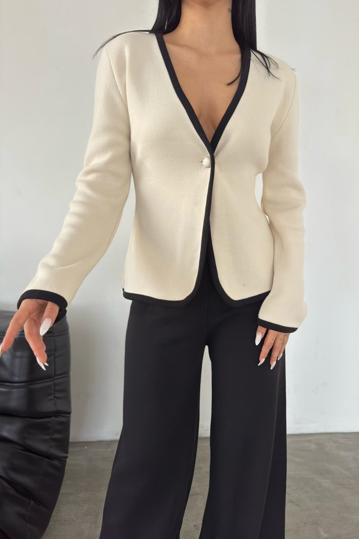 Strickwaren-Set (Oberteil und Hose): Hochgeschnittene Hose und V-Ausschnitt-Strickjacke