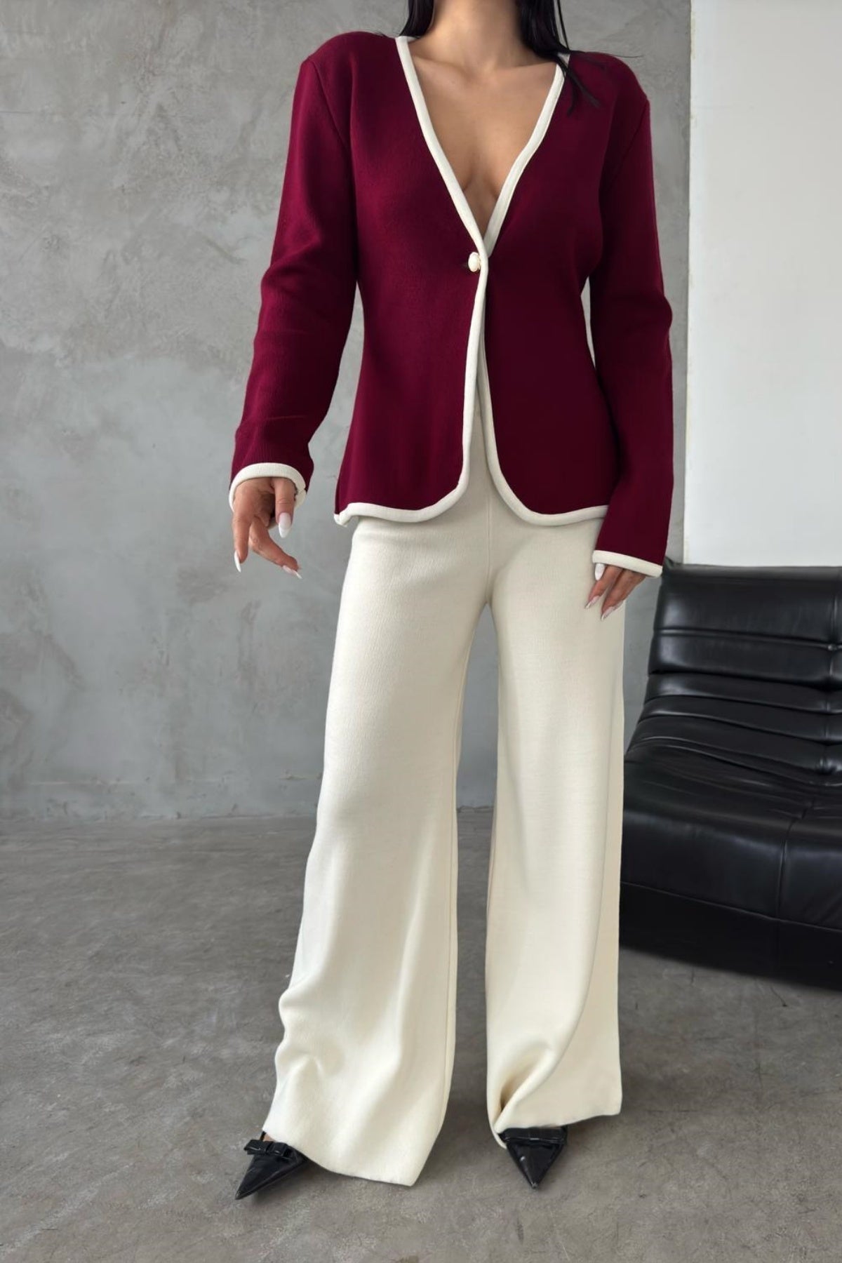 Strickwaren-Set (Oberteil und Hose): Hochgeschnittene Hose und V-Ausschnitt-Strickjacke