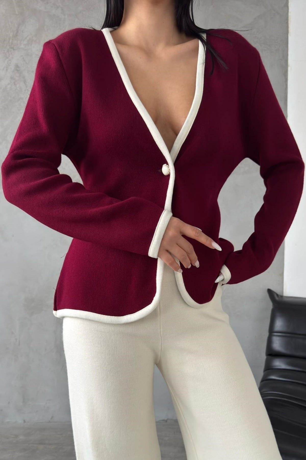 Strickwaren-Set (Oberteil und Hose): Hochgeschnittene Hose und V-Ausschnitt-Strickjacke